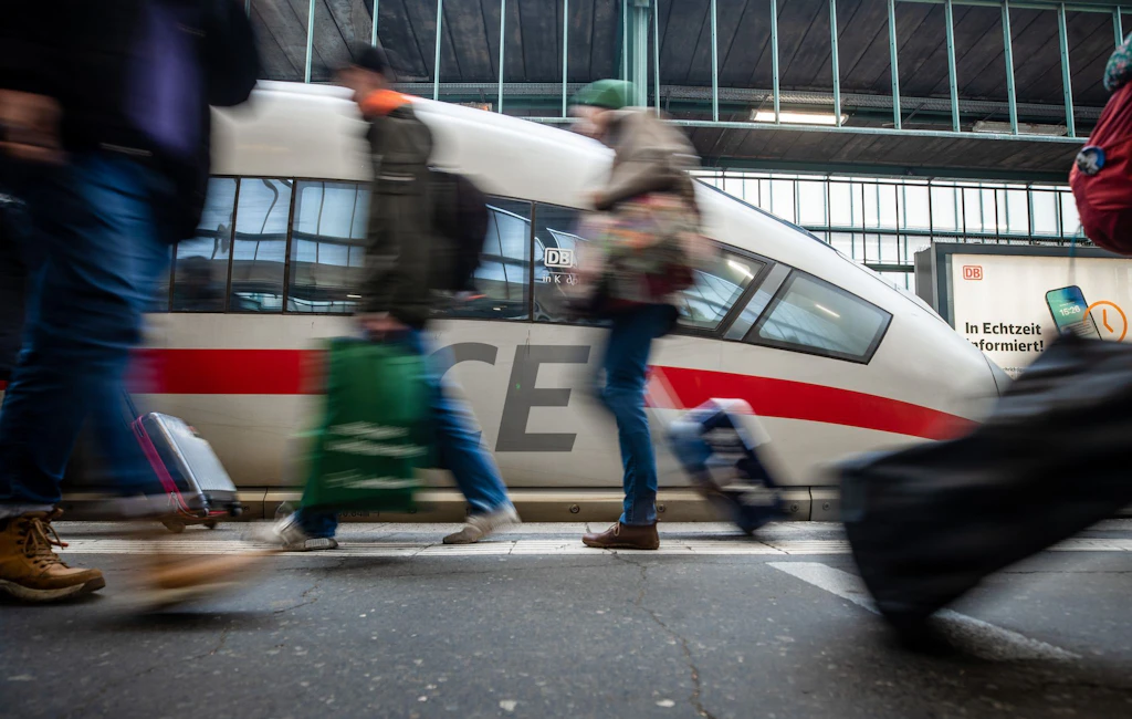 Am Stuttgarter Bahnhof begleitete ein RTL-Team Polizisten bei ihrer Arbeit. Dabei wurden sie jedoch verfolgt.