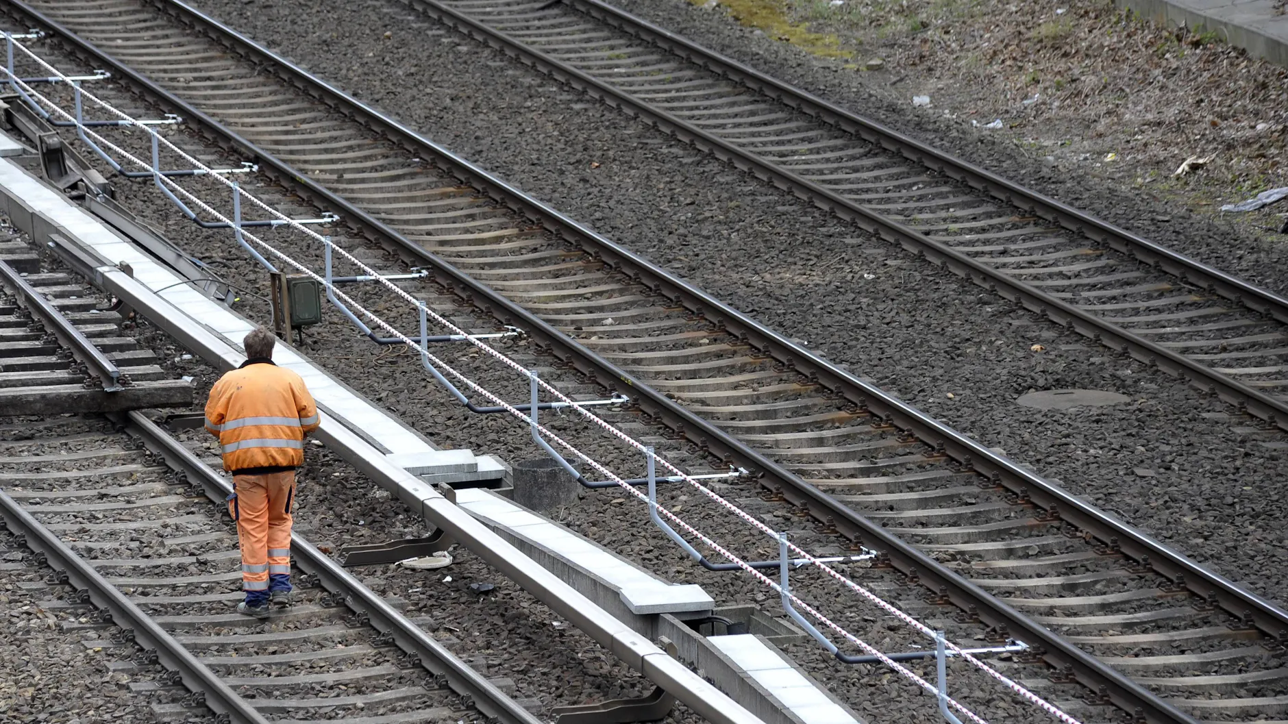 Weil ein neues elektronisches Stellwerk in Schöneweide den Betrieb aufnimmt, wird drei Wochen lang an Signalanlagen und Kabelschächten der Bahn gearbeitet.