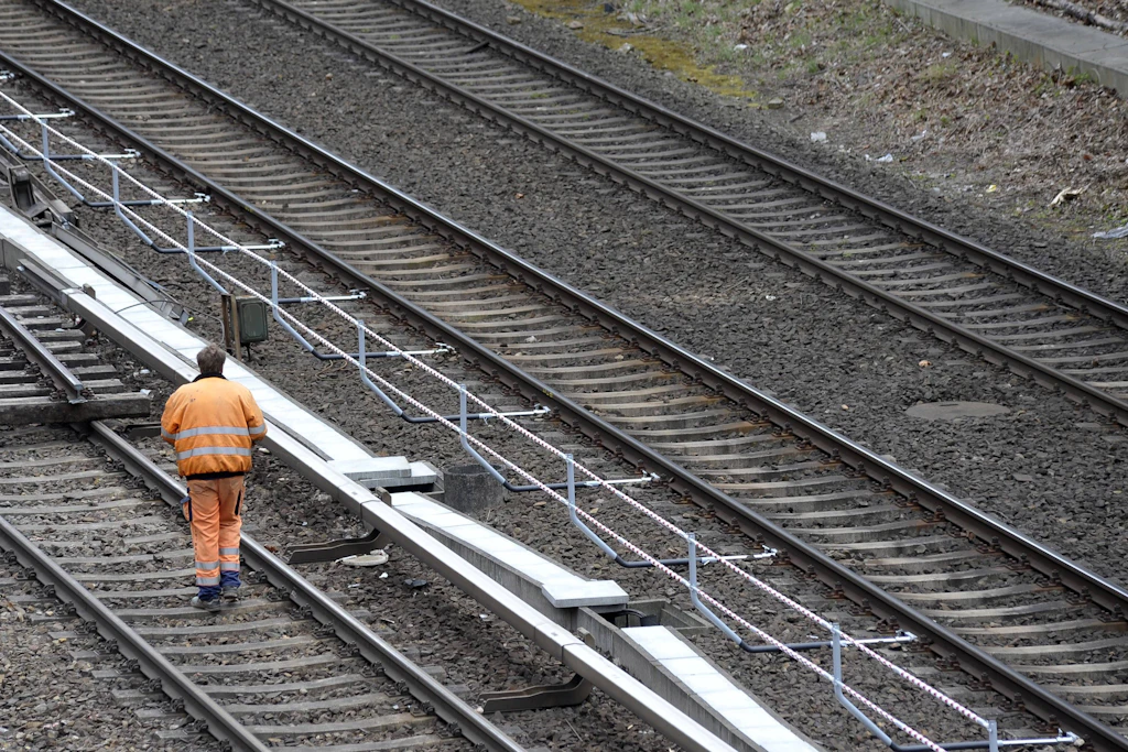 Weil ein neues elektronisches Stellwerk in Schöneweide den Betrieb aufnimmt, wird drei Wochen lang an Signalanlagen und Kabelschächten der Bahn gearbeitet.
