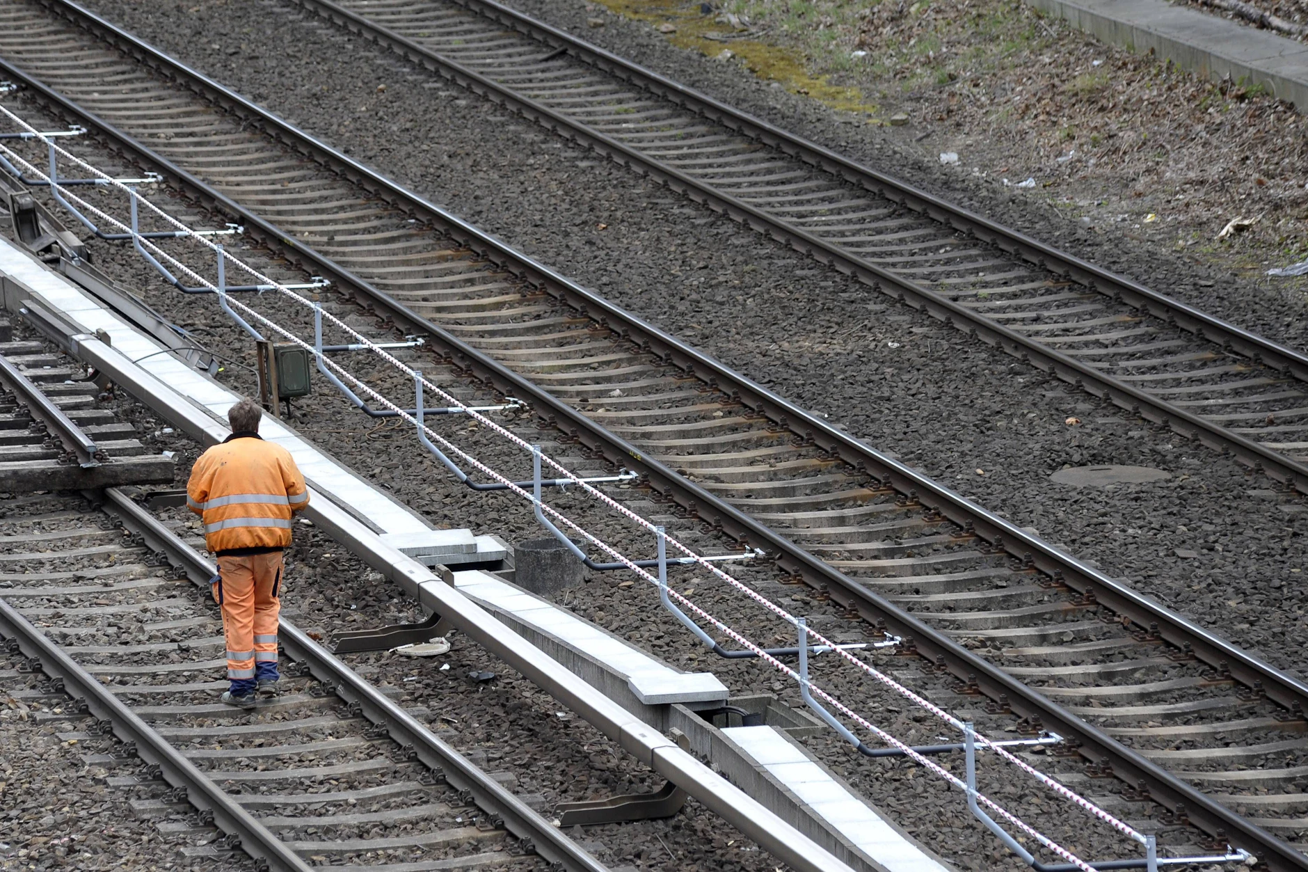Weil ein neues elektronisches Stellwerk in Schöneweide den Betrieb aufnimmt, wird drei Wochen lang an Signalanlagen und Kabelschächten der Bahn gearbeitet.