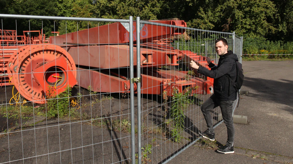 Nachdem das Riesenrad im Spreepark im Plänterwald abgebaut wurde, lagerten die Teile auf einer Freifläche im Park. Hier: KURIER-Reporter Florian Thalmann vor Ort.