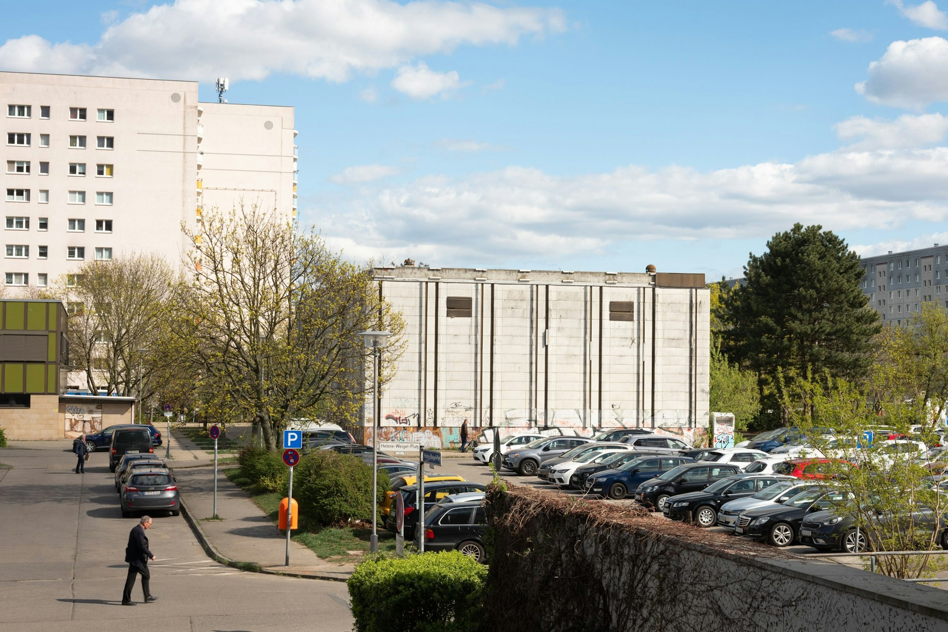 Die Ruine, in der früher das Kino Sojus untergebracht war. Der Parkplatz nebendran ist nachmittags gut gefüllt.