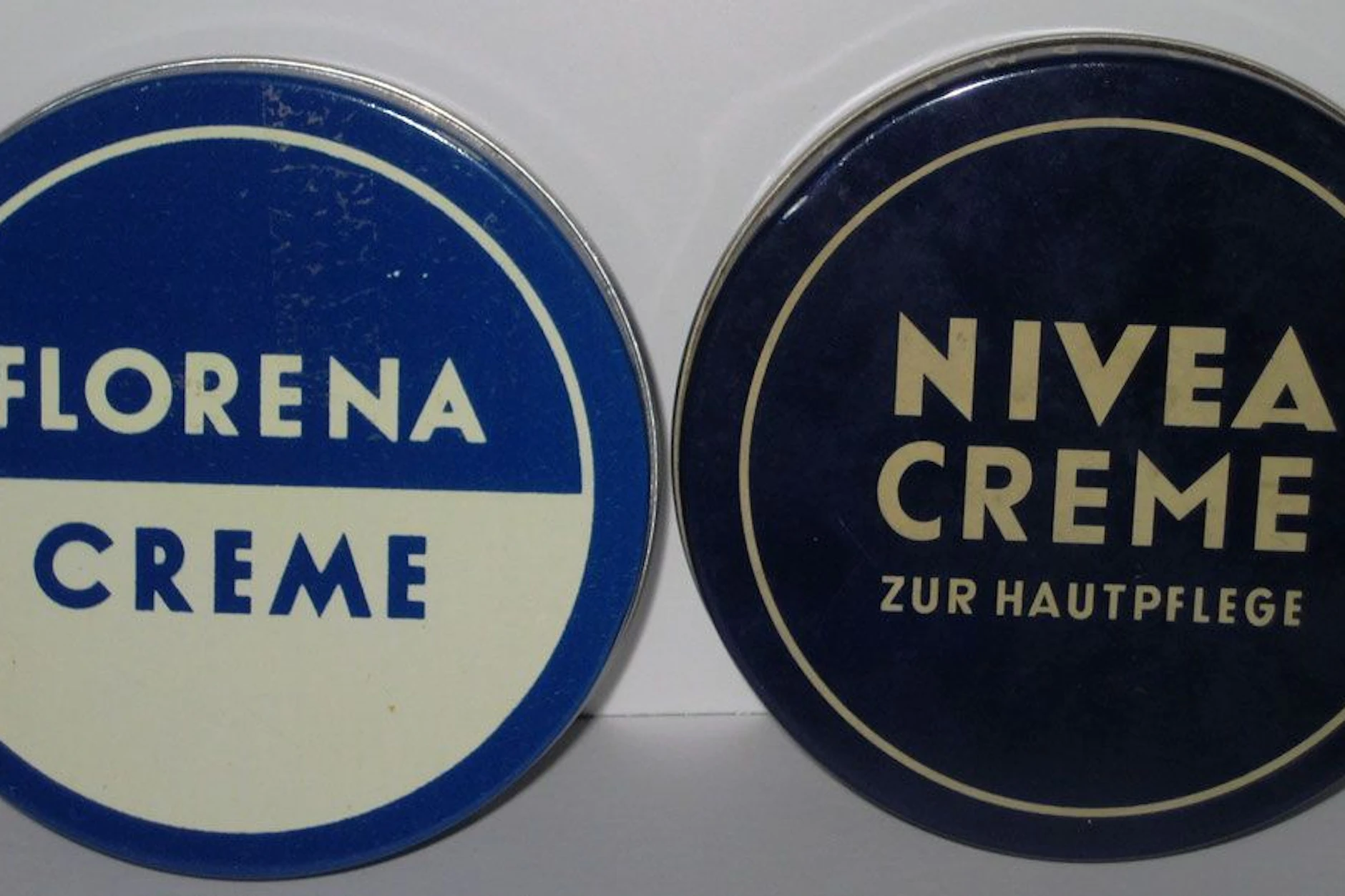 Zwei Creme-Dosen, zwei Länder.