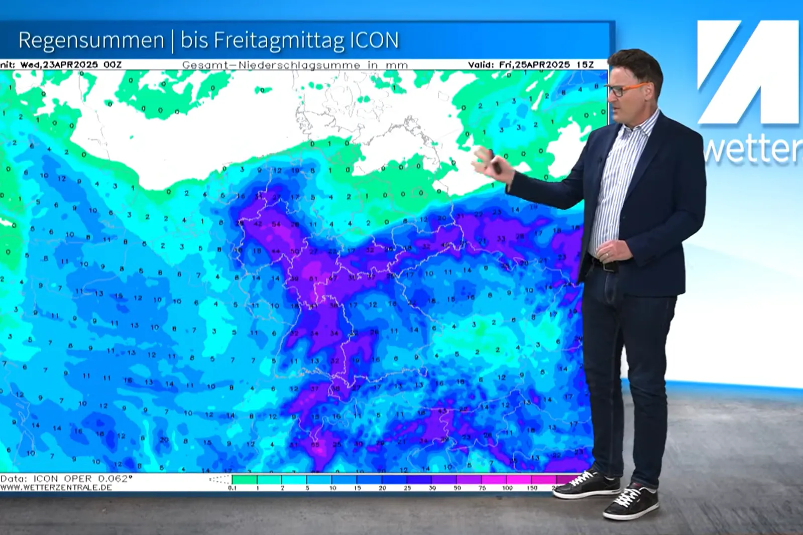 Dominik Jung von wetter.net steht vor der Wetterkarte mit den prognostizierten Regenfällen bis Freitagmittag. Für den Nordosten, Berlin und große Teile Brandenburgs werden 0 Liter angezeigt.