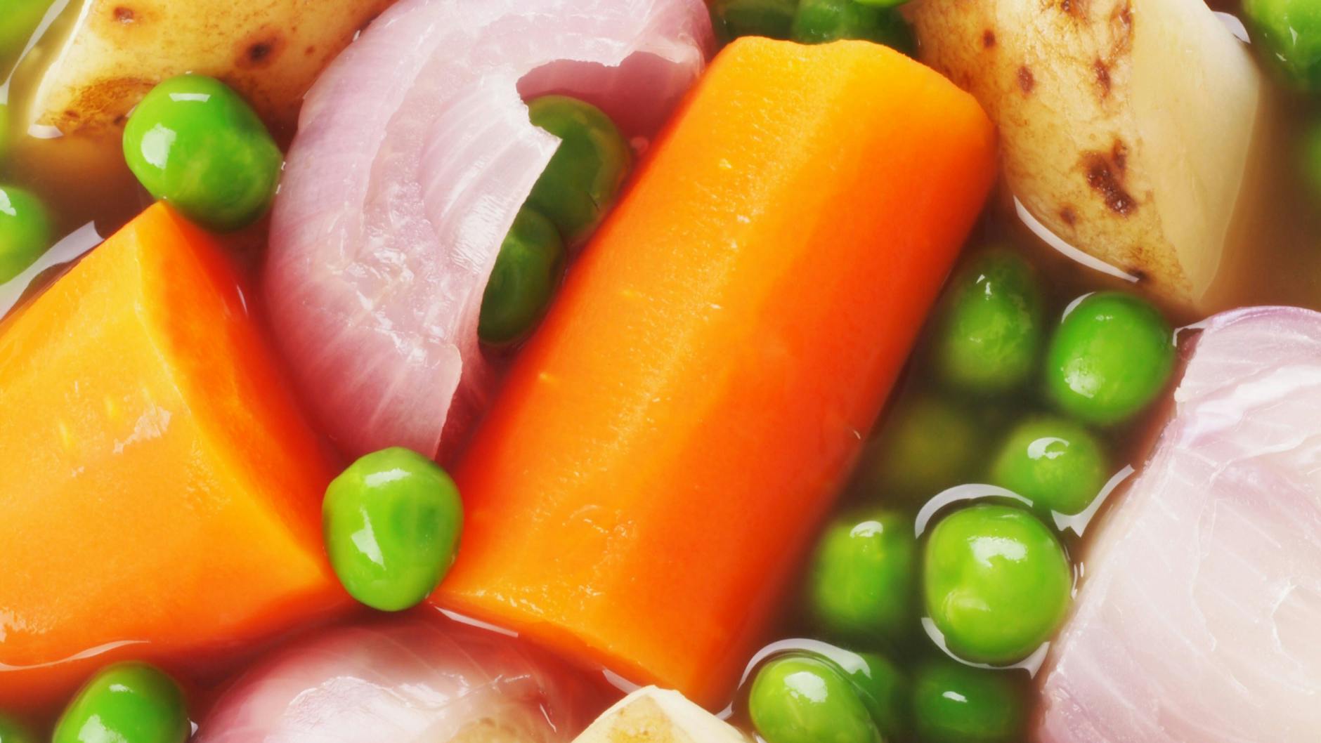 Die Frühlingssuppe verarbeitet die frischen Gemüsesorten aus den Monaten April und Mai.