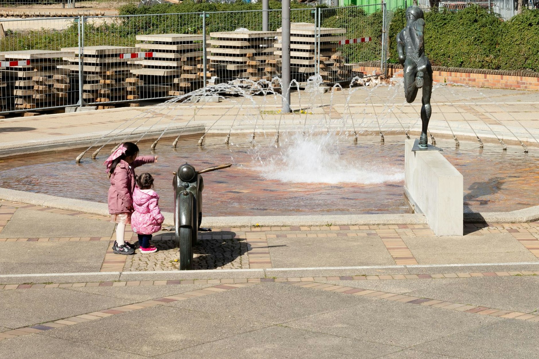 Motorrad, Sportler, Wasserspiele: der Brunnen vor dem Rathaus