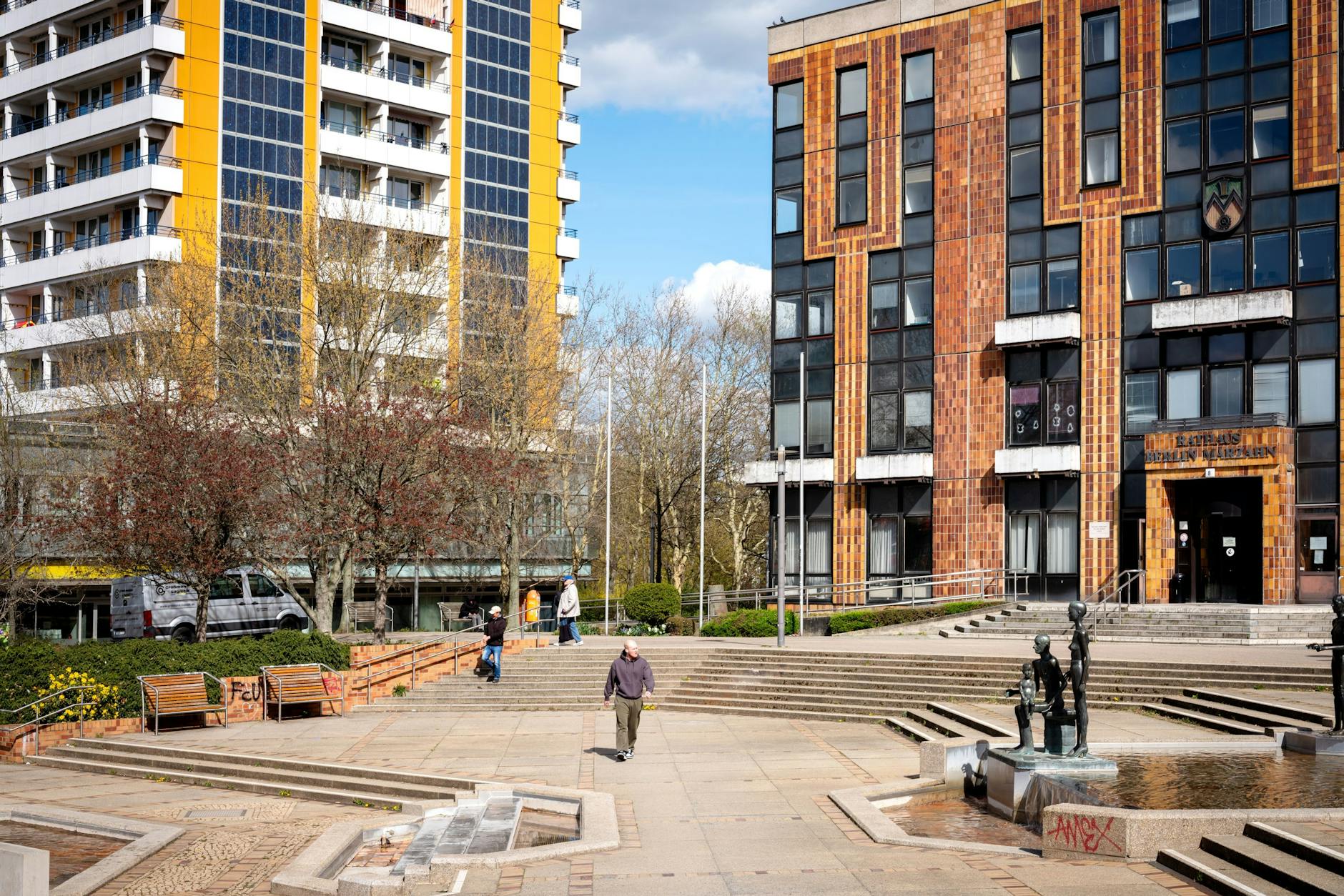 Eine der SK-65-Platten und das Rathaus mit den stilisierten Ähren.