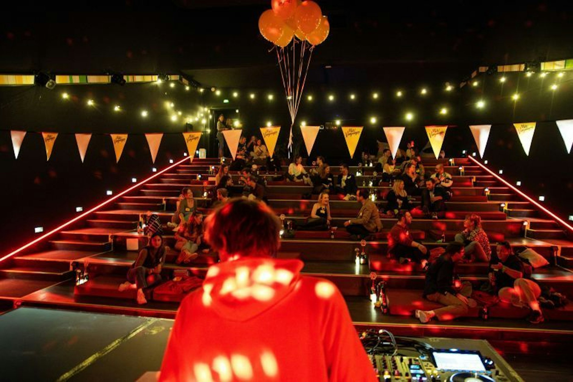 Wenn aus dem Kino ein Club wird: DJ-Sounds und Festival-Vibes mitten in Berlin.