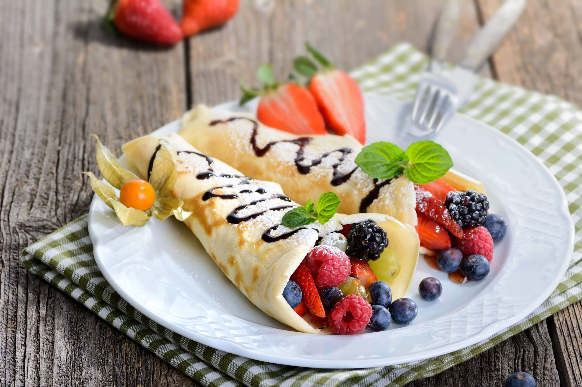 Egal ob Himbeere oder Erdbeere: Gerollt kann man die Plinsen mit Beeren aller Art füllen.