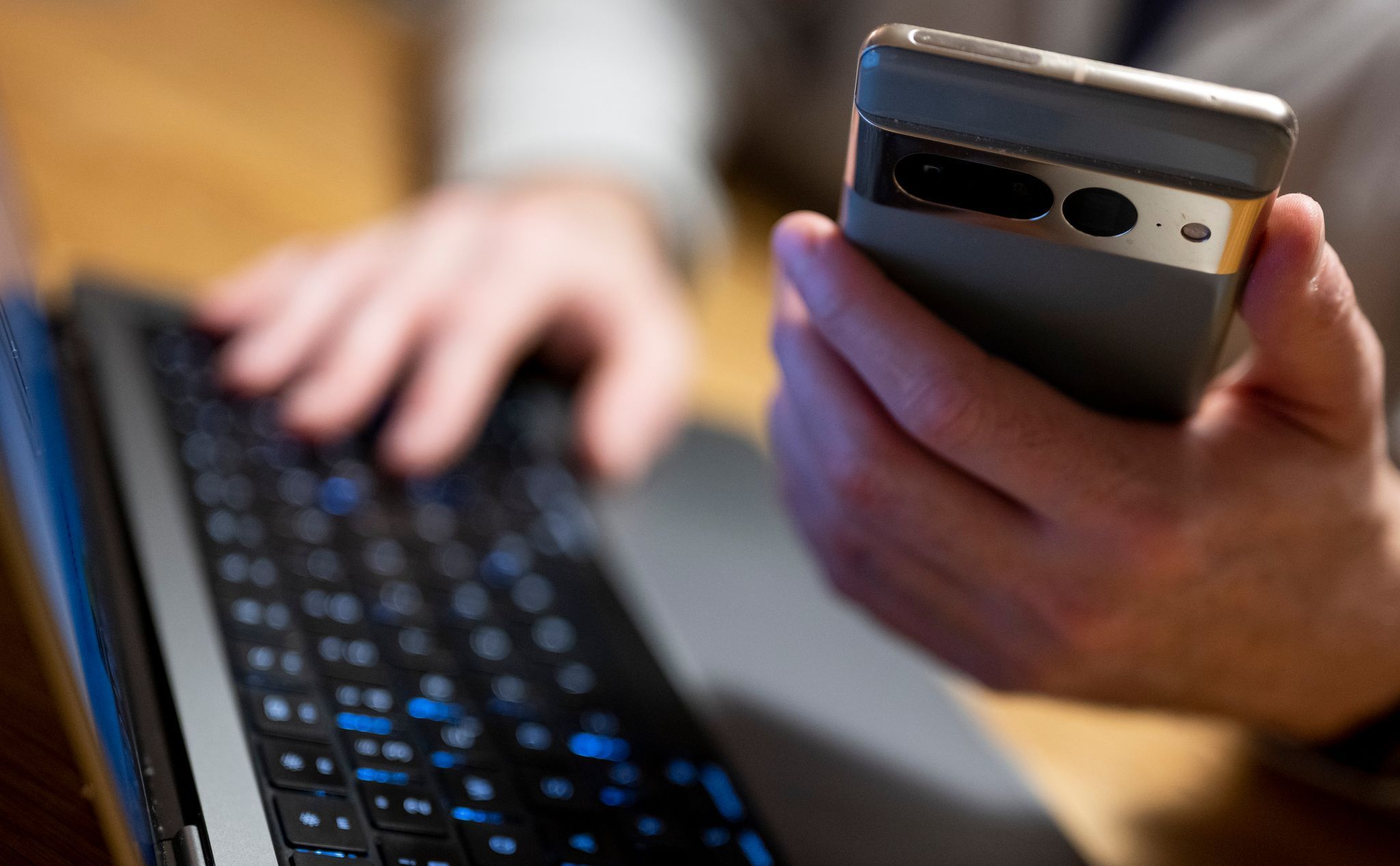 Diensthandy und Arbeitslaptop: Was darf ich damit machen – und was nicht?