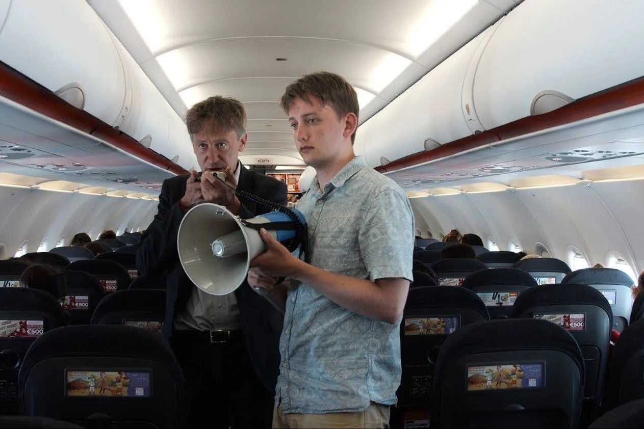 Aufmerksamkeit an jedem Ort: Ideologe Mux (Jan Henrik Stahlberg) verkündet selbst im Flugzeug seine Ideen.