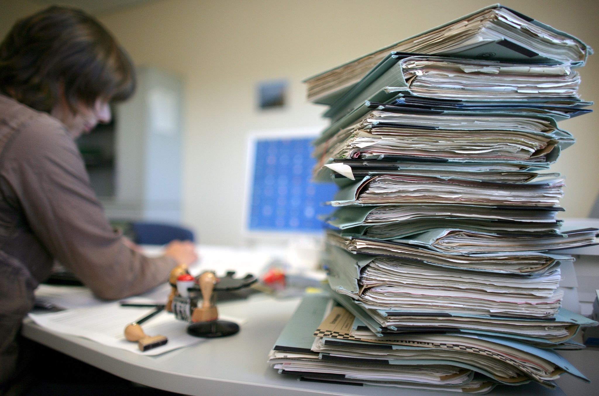 Mehr als doppelt so viele Akten wie zumutbar: Berliner Sozialämter völlig überlastet