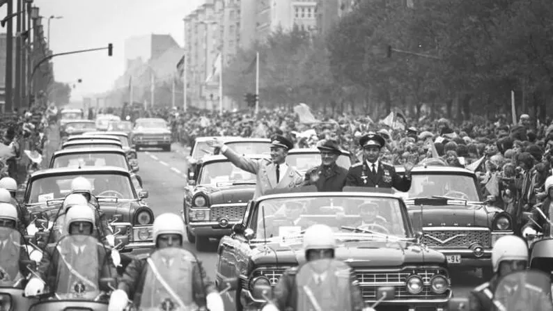 Sigmund Jähn (li.) und Waleri Fjodorowitsch Bykowski (re.) werden 1978 in Berlin bejubelt. Mittendrin Erich Honecker.
