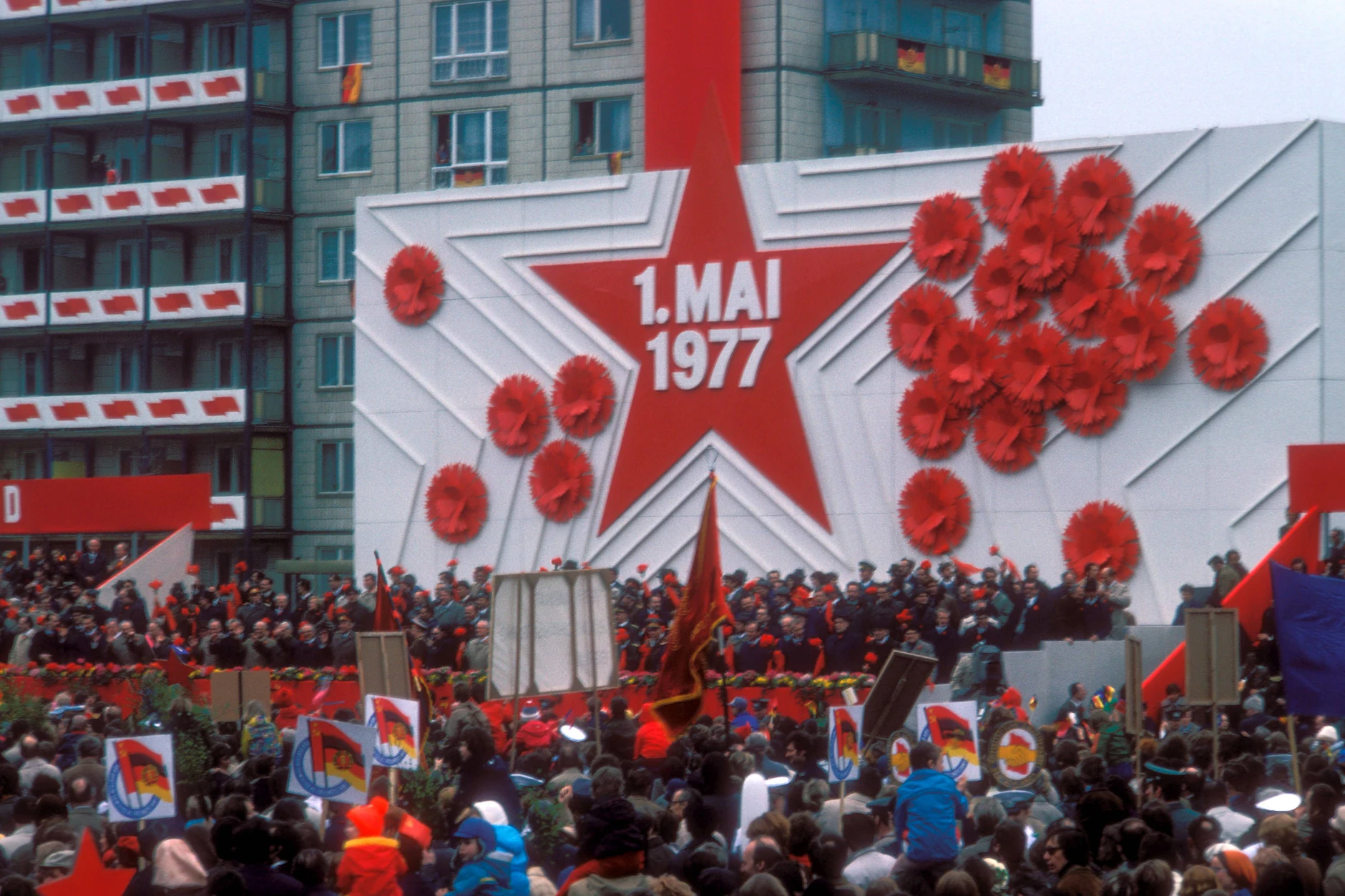 Erich Honecker und die Partei- und Staatsführung lassen sich am 1. Mai 1977 in Berlin vom Volk bejubeln.  In diesem Jahr latschte auch ich an der Ehrentribüne vorbei. 