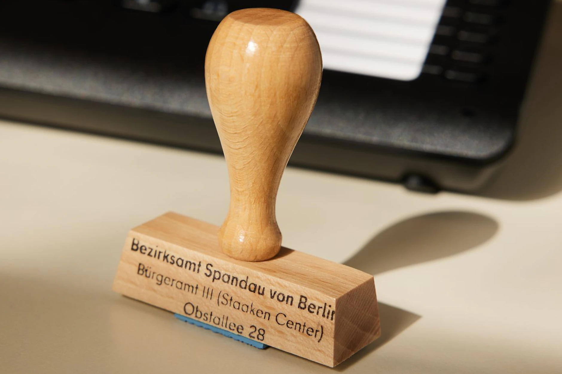 Ohne analogen Stempel geht oft noch nichts: Hier im Bürgeramt im Bezirk Spandau im Staaken-Center. 