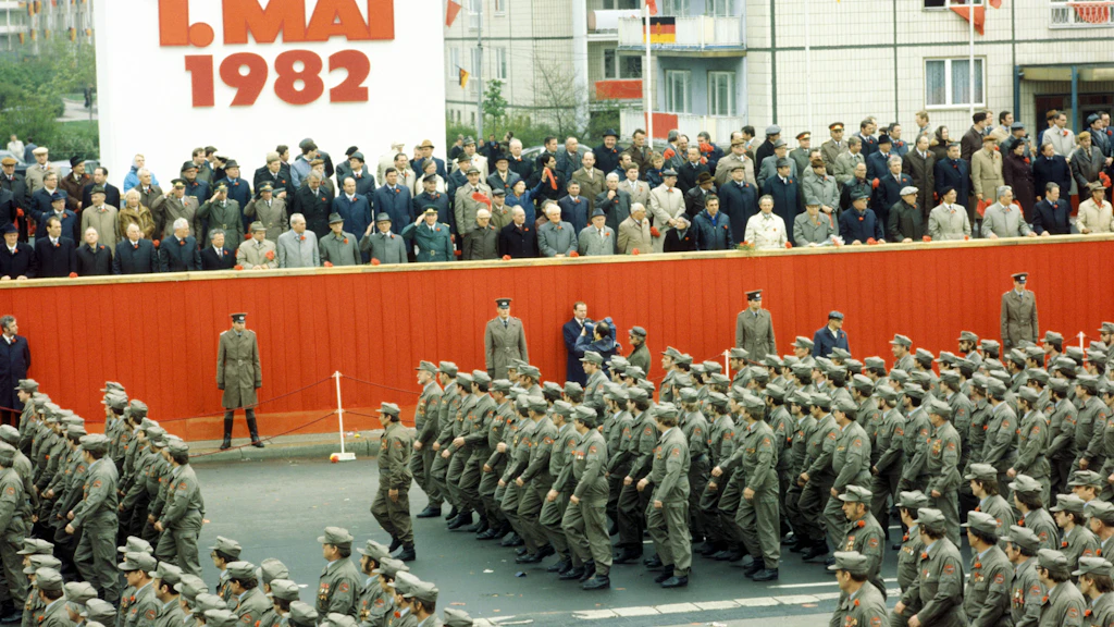 Jedes Jahr das gleiche Bild am 1. Mai: Auch die DDR-Kampftruppen paradierten an Erich Honecker vorbei.