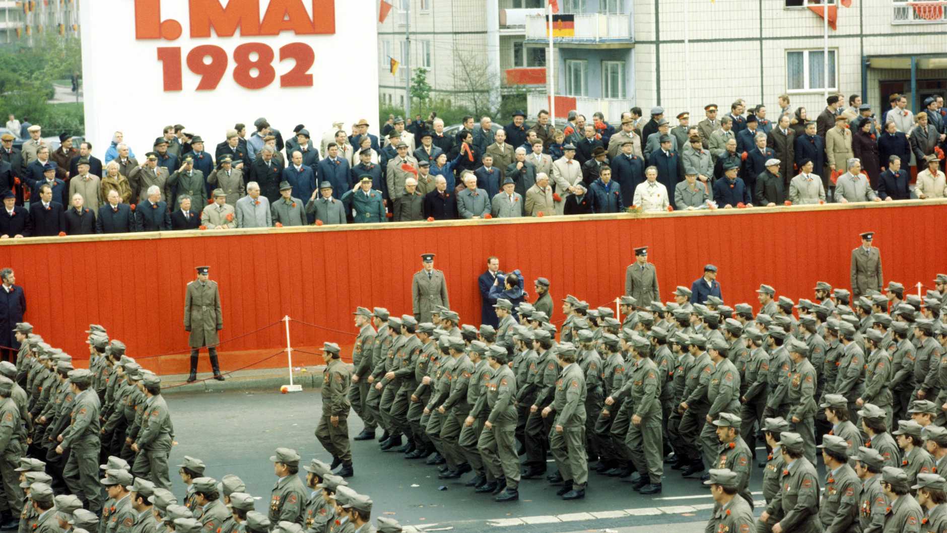 Jedes Jahr das gleiche Bild am 1. Mai: Auch die DDR-Kampftruppen paradierten an Erich Honecker vorbei.