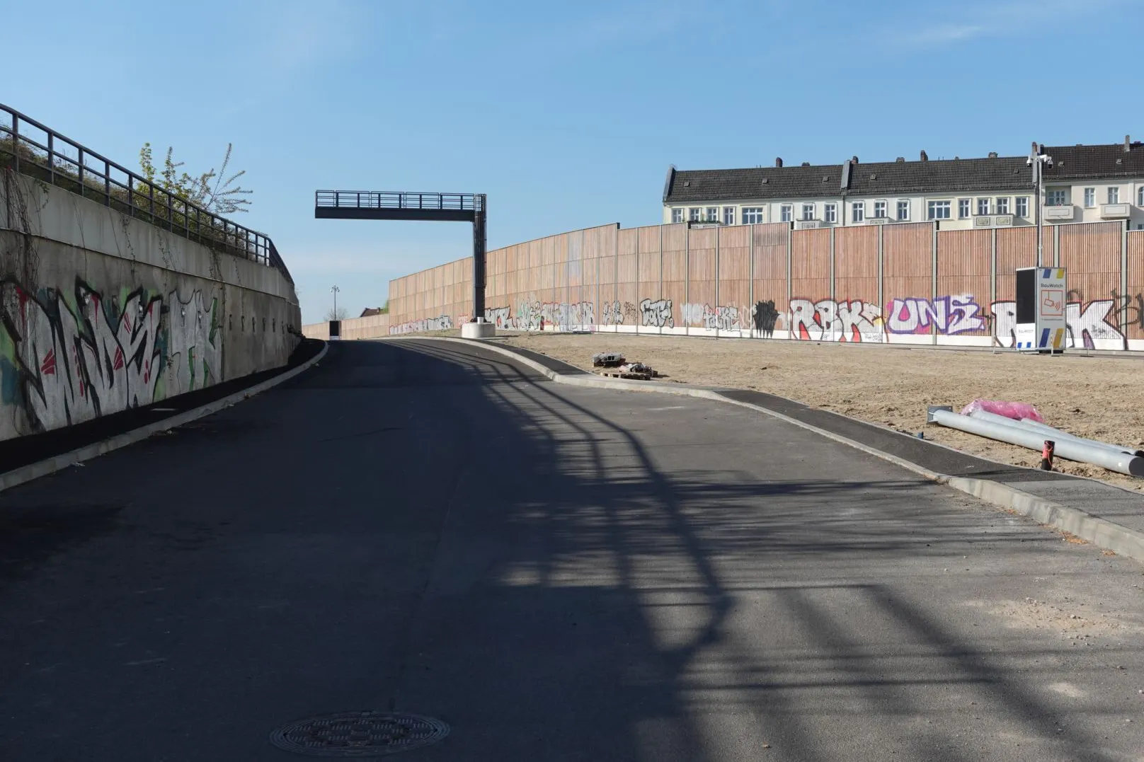 Alles ist fertig asphaltiert: Doch die Inbetriebnahme der A100-Verlängerung in Berlin-Treptow verzögert sich um mindestens drei Monate, weil Bauteile für Verkehrszeichenbrücken fehlen.