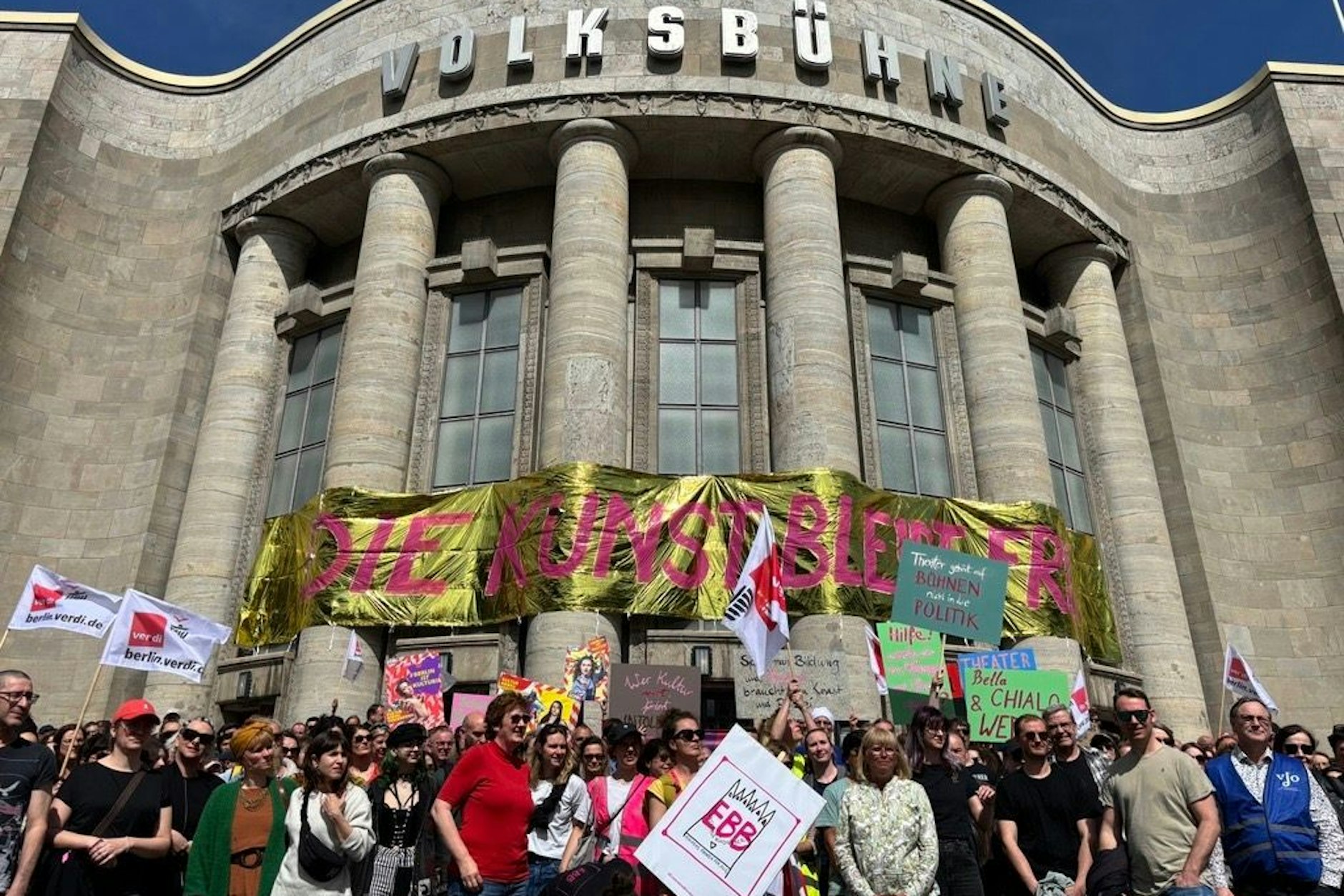 Mitarbeiter der Berliner Bühnen protestieren vor der Volksbühne gegen die planlose und intransparente Kulturpolitik der Hauptstadt.