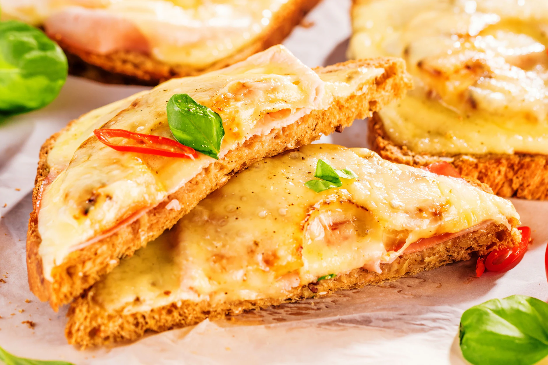 Lecker angerichtet: Toast Hawaii, mit Käse überbacken.