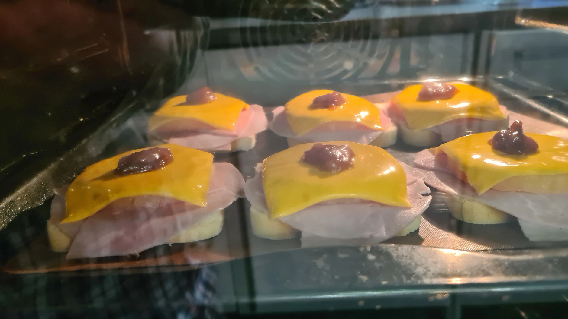 Im Backofen wird der Toast für acht bis zehn Minuten mit Käse überbacken.