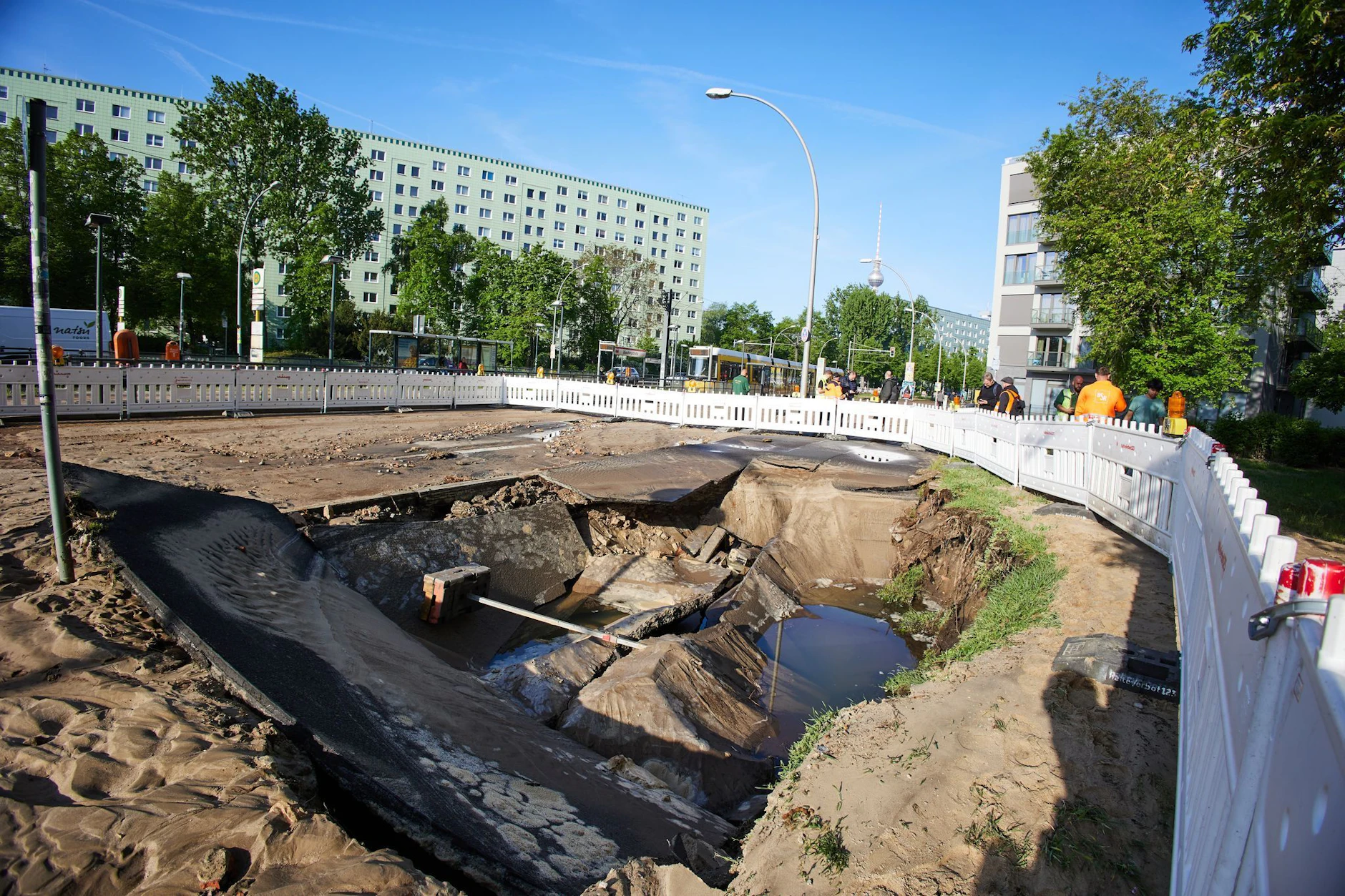 Ein riesiges Loch hat sich auf der Mollstraße nach einem Wasserrohrbruch aufgetan. Nach dem Rohrbruch im Osten Berlins sind immer noch rund 150 Haushalte ohne Trinkwasserversorgung. Betroffen sind Haushalte im direkten Umfeld des Rohrbruchs am Platz der Vereinten Nationen in Friedrichshain.