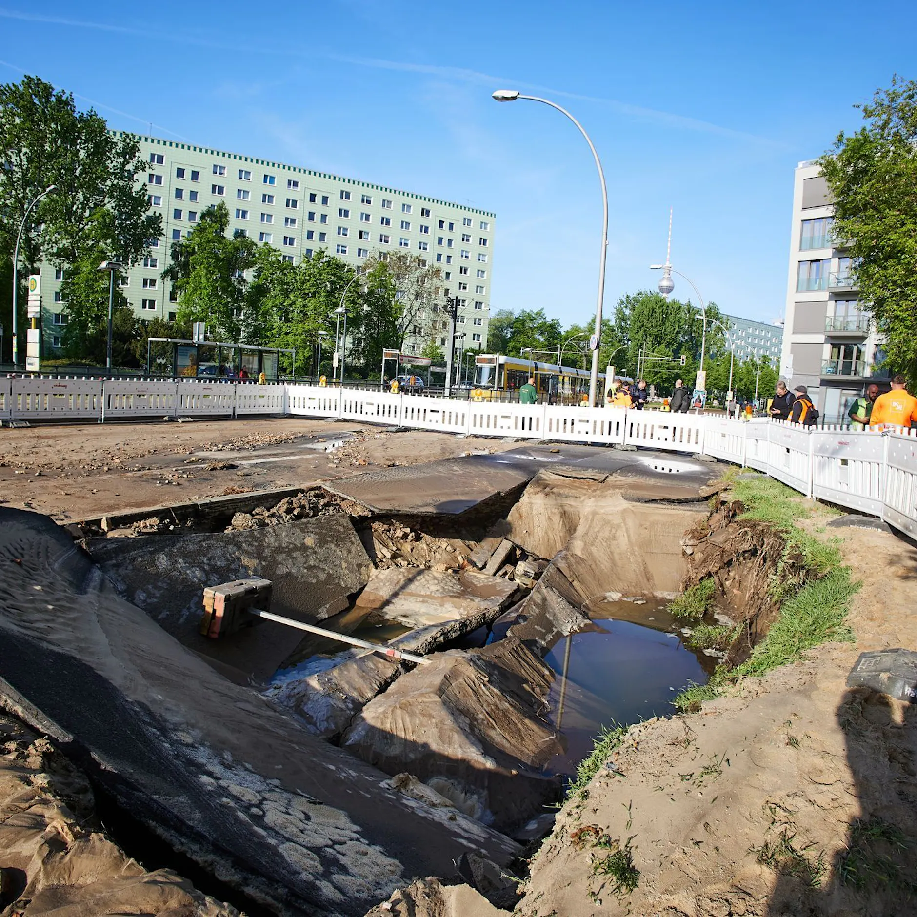 Update! Mega-Wasserrohrbruch +++ Mollstraße in Berlin-Mitte mehrere Monate dicht