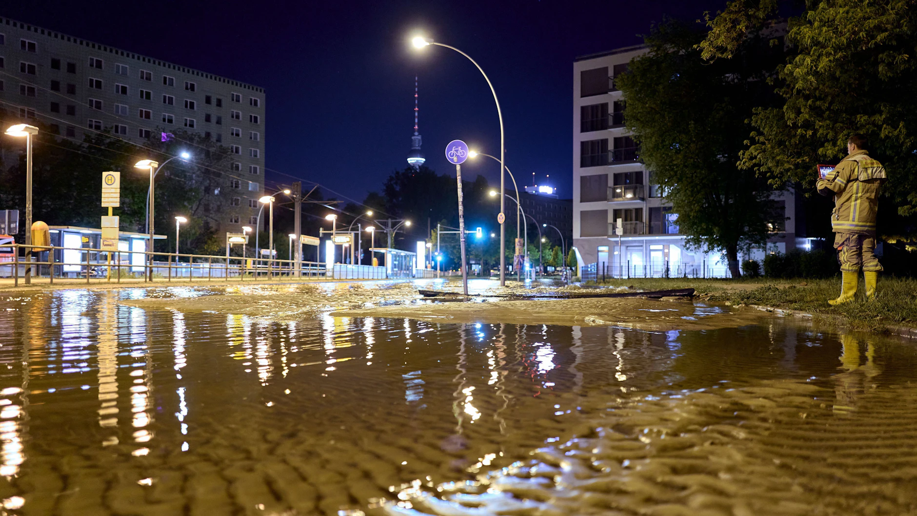 Alles unter Wasser: Wegen eines Rohrbruchs am Platz der Vereinten Nationen ist es in Teilen Berlins zu Störungen in der Wasserversorgung und Straßenüberschwemmungen gekommen.