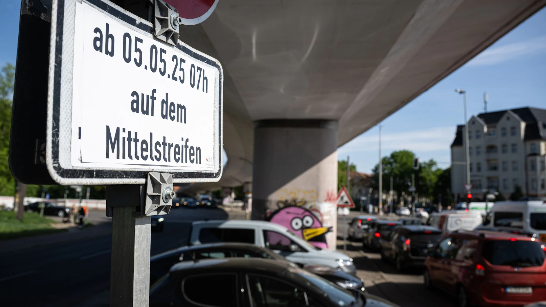 Einsturzgefahr: Unter der Brücke an der Wuhlheide darf nicht mehr geparkt werden.