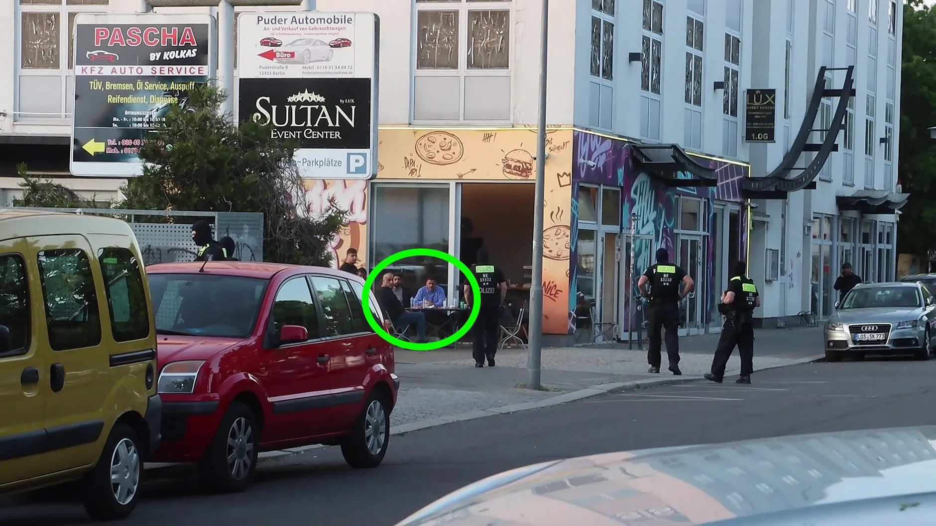 Während des Polizeieinsatzes im und vor dem Lokal in der Puderstraße: Yasser Abou-Chaker (blauer Hoodie) sitzt zusammen mit Nasser Abou-Chaker (schwarzes Shirt) an einem Tisch.