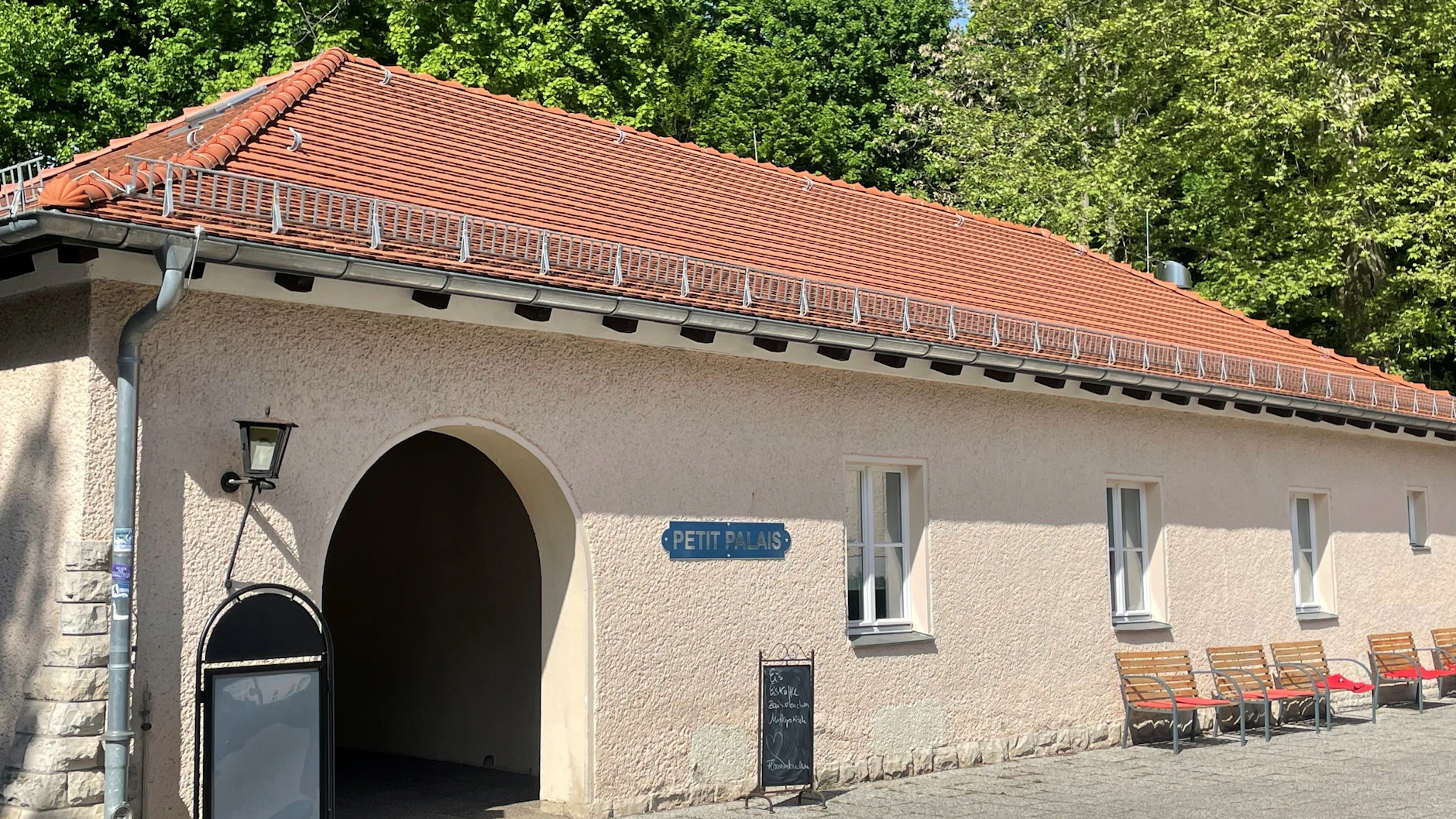 Den lauschigen Garten des Petit Palais darf man nicht fotografieren, weil er sich auf dem Gelände der Bundeswehr befindet.