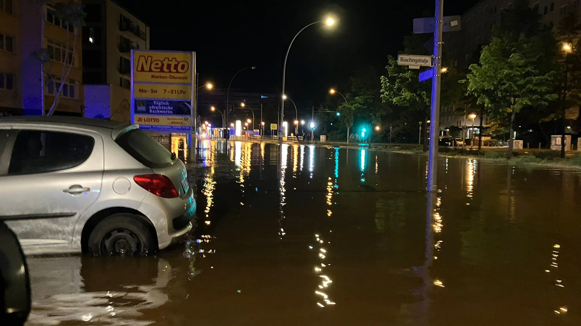 In der Nacht verwandelten sich die Straßen um den Platz der Vereinten Nationen in eine Seenlandschaft. Ein Wasserrohr war geplatzt. Auch der Netto-Supermarkt ist betroffen.