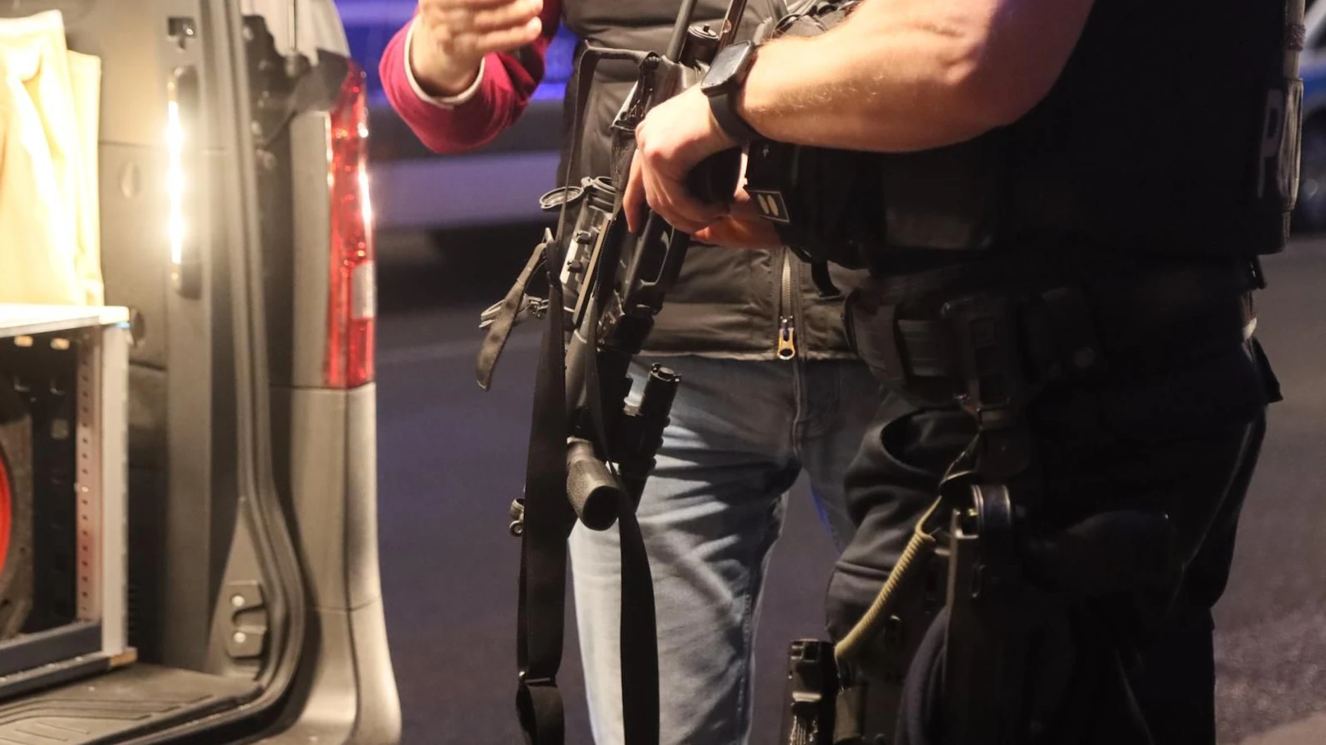 Mit Maschinenpistolen schwerbewaffnete Polizei war im Plänterwald im Einsatz.