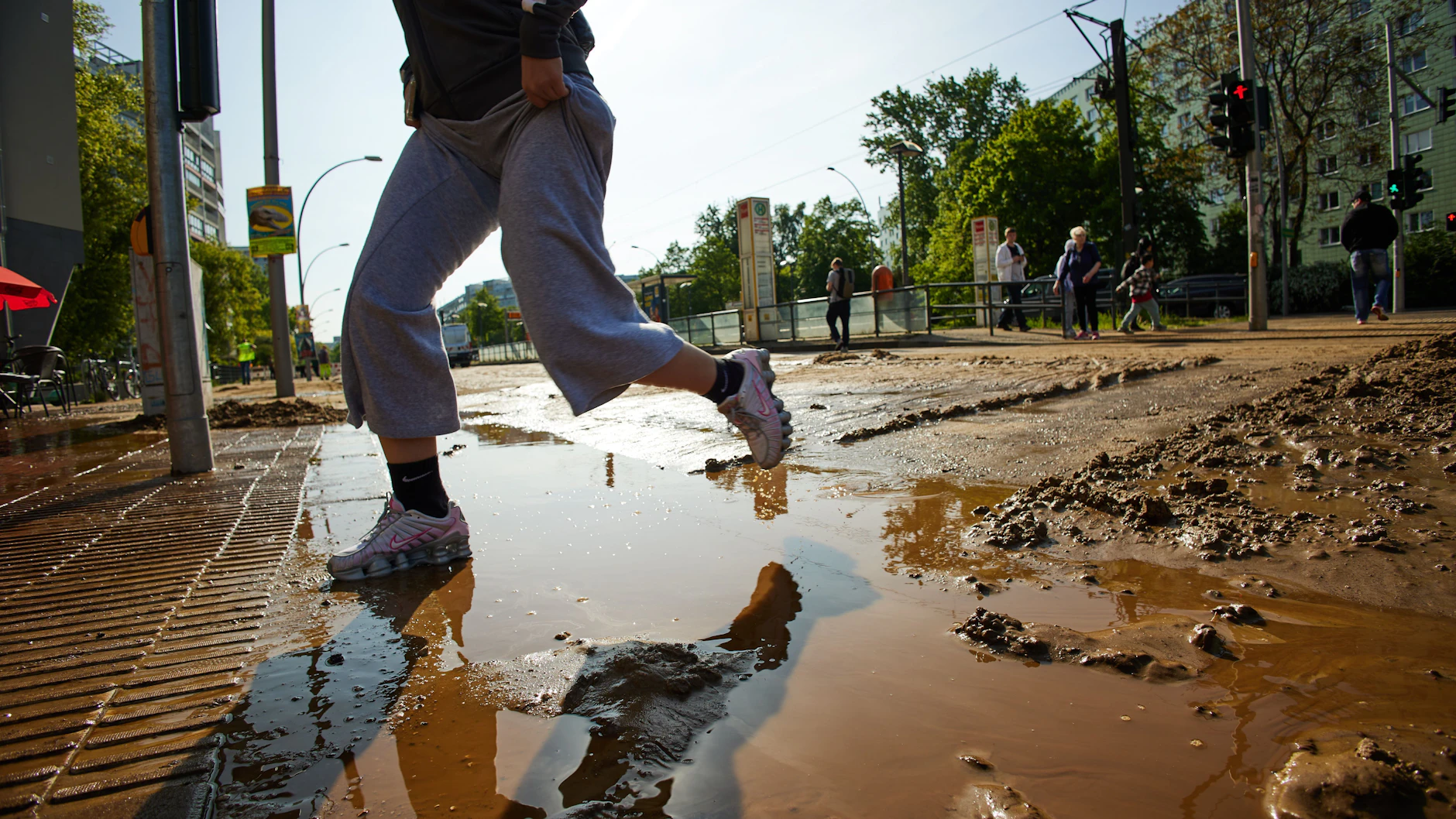 Alles überflutet: Nach einem Wasserrohrbruch auf der Mollstraße müssen kleinere Pfützen mit einem Sprung überwunden werden. 
