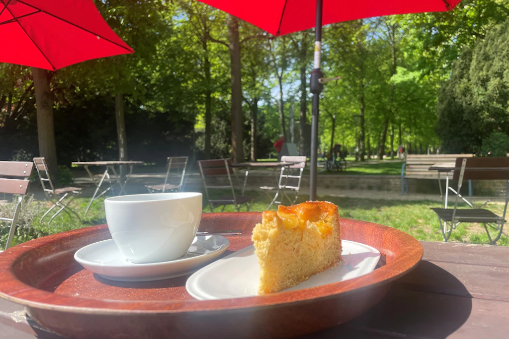 Im Café im Schlosspark Schönhausen kehren Besucher gern ein.