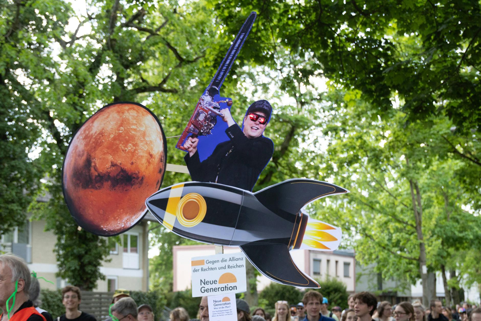 Gegen Elon Musk. Menschen demonstrieren in Berlin-Grunewald.