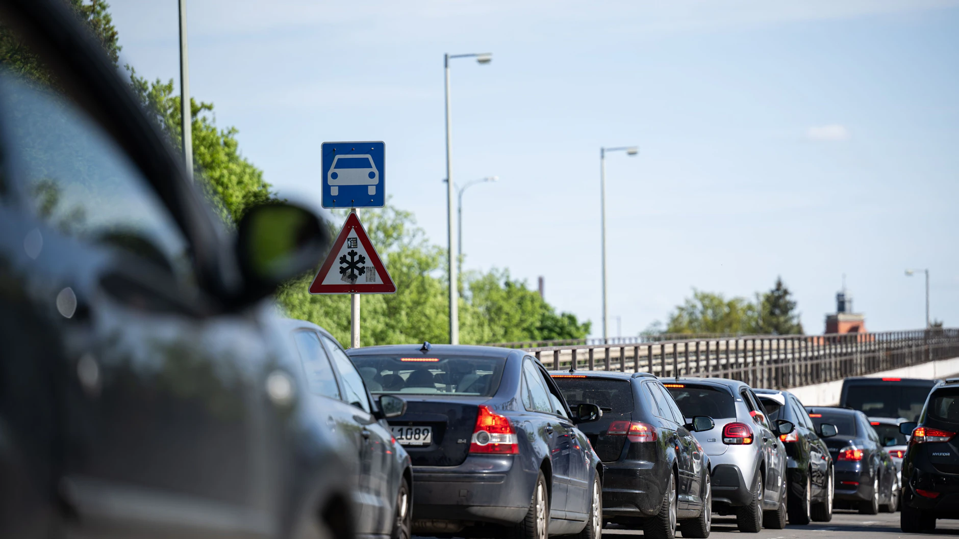 Die Brücke An der Wuhlheide in Schöneweide ist gesperrt, unten stauen sich die Autofahrer.