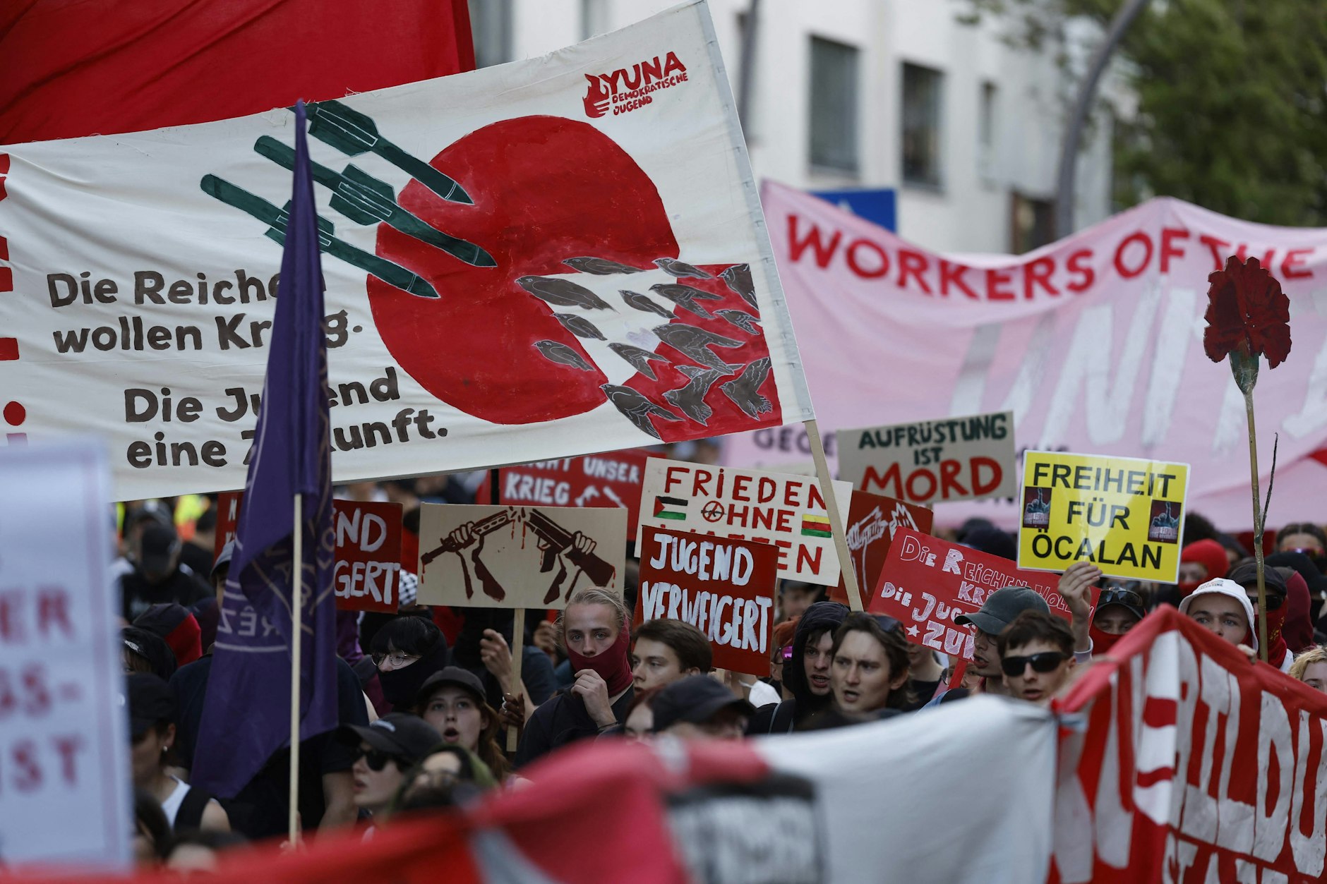 Teilnehmer halten Transparente während der Revolutionären 1. Mai-Demonstration.