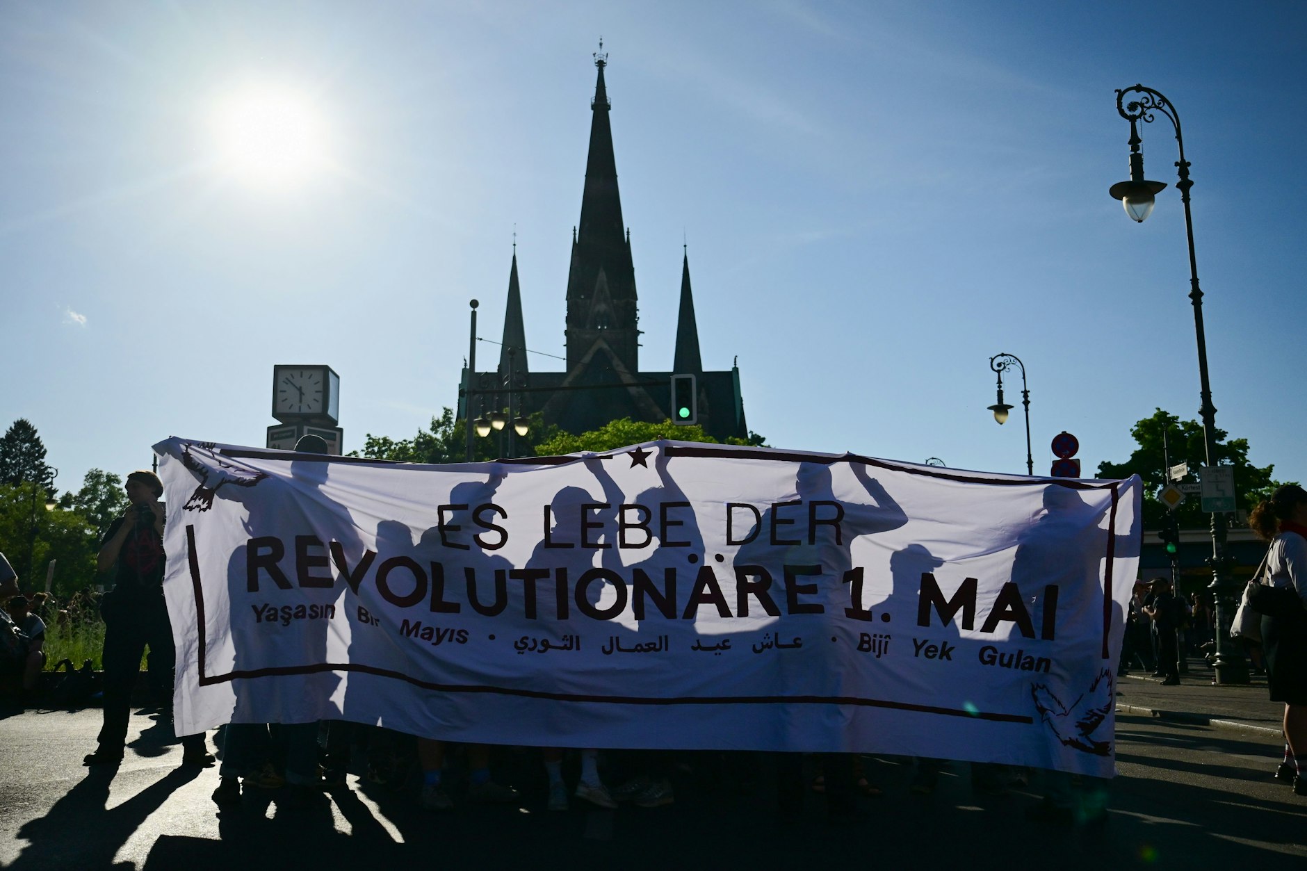 Teilnehmer stehen während der Revolutionären 1. Mai-Demo am Südstern.