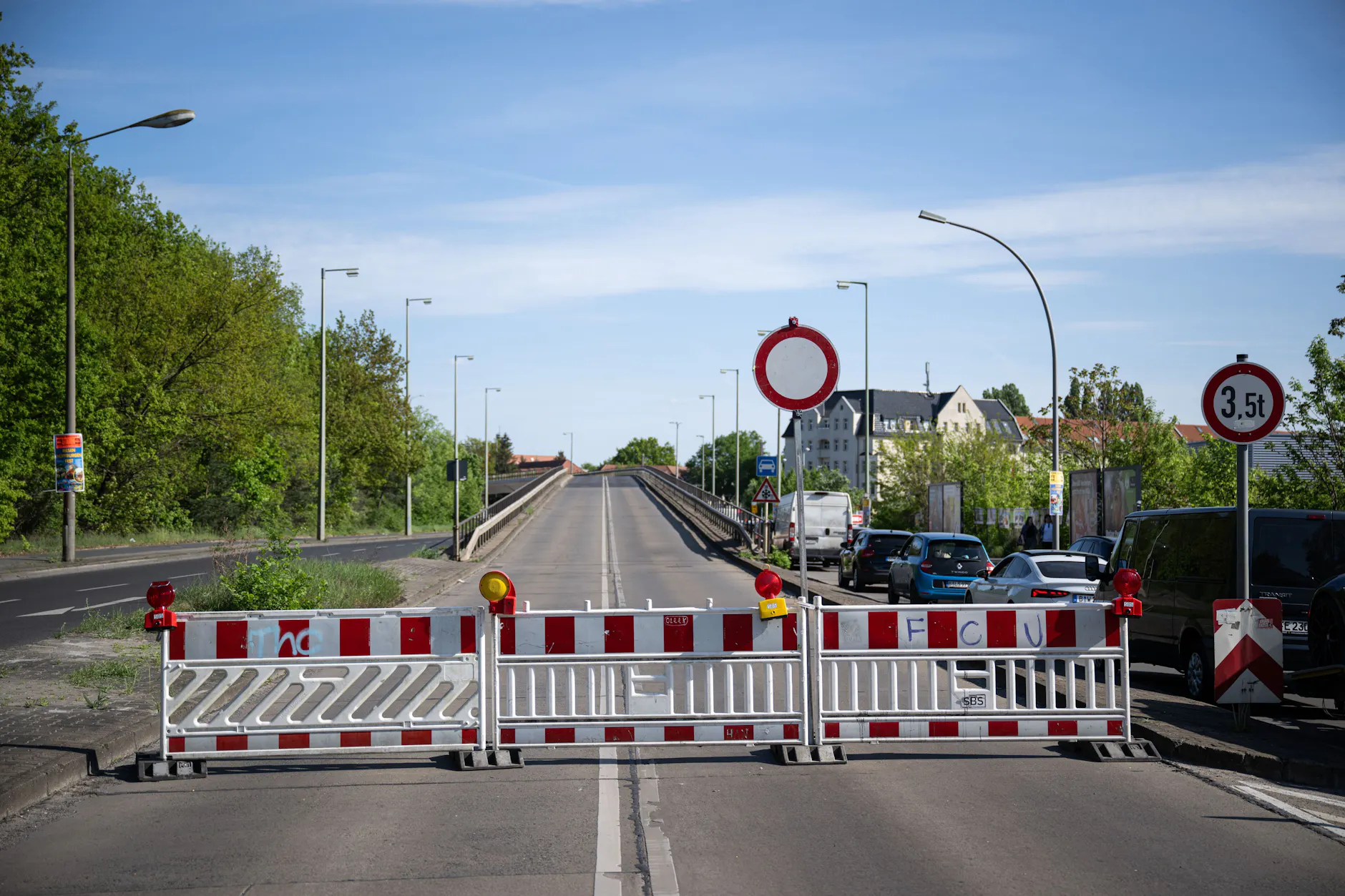 Wegen Schäden im Tragwerk ist die Brücke an der Wuhlheide in Berlin-Oberschöneweide komplett gesperrt.