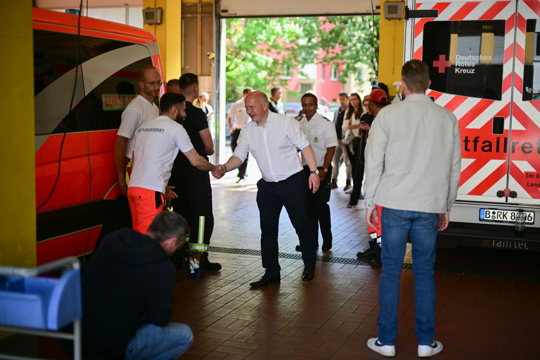 Kai Wegner besucht am 1. Mai in die Feuerwache Urban 1500.
