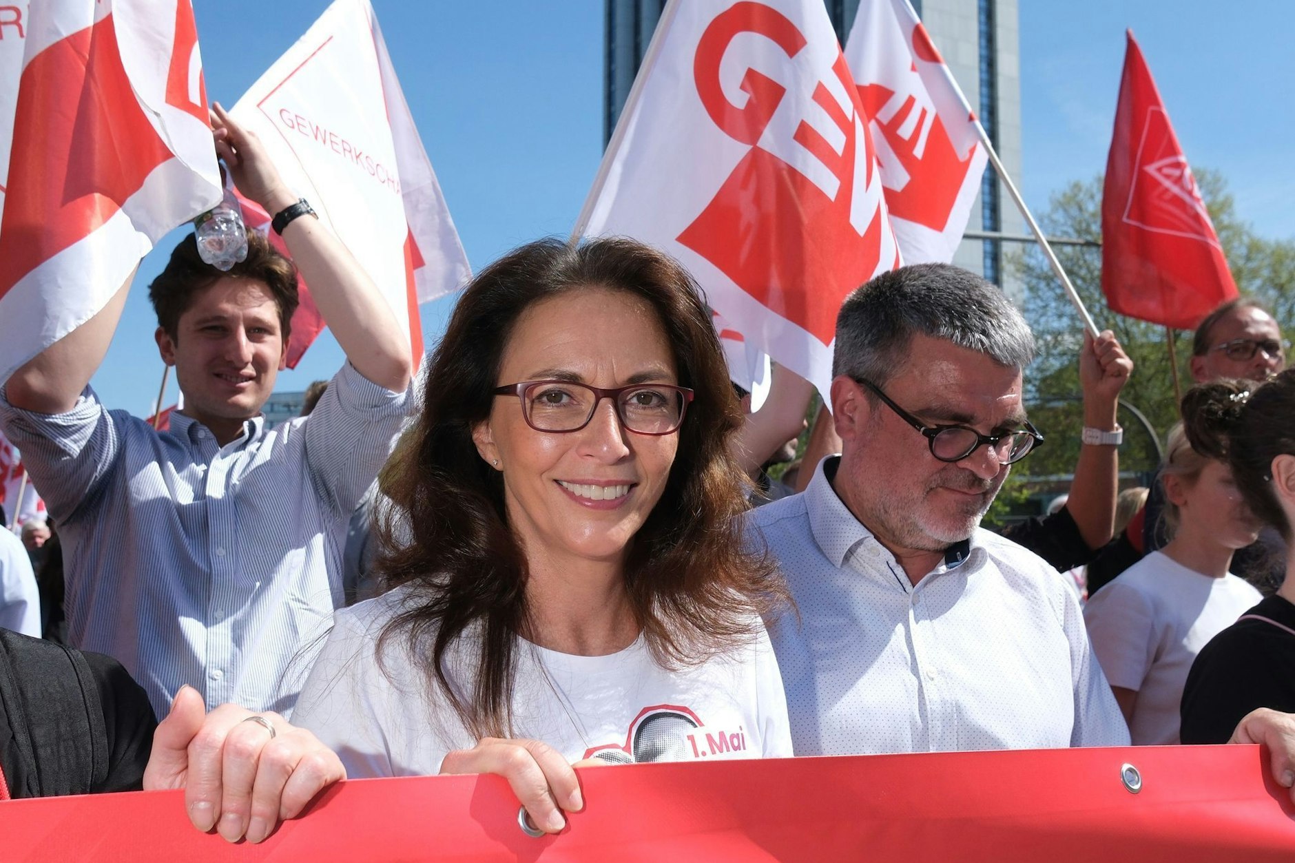 Yasmin Fahimi, Vorsitzende des Deutschen Gewerkschaftsbundes (DGB), bei einer Versammlung.