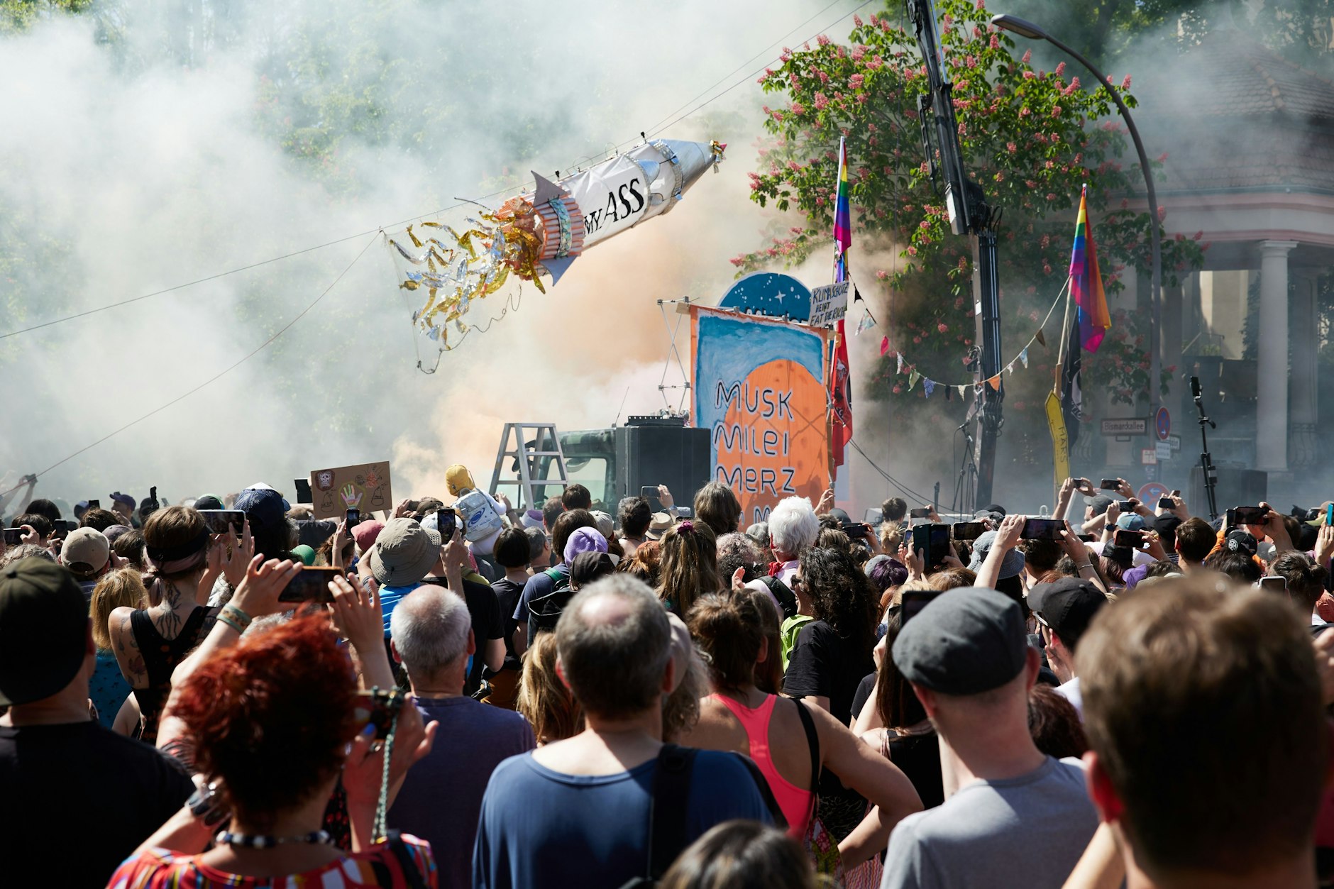 Teilnehmer der satirischen Demonstration „Grunewald Space Agency“ starten auf dem Johannaplatz mit viel Rauch symbolisch eine Rakete zum Mars.