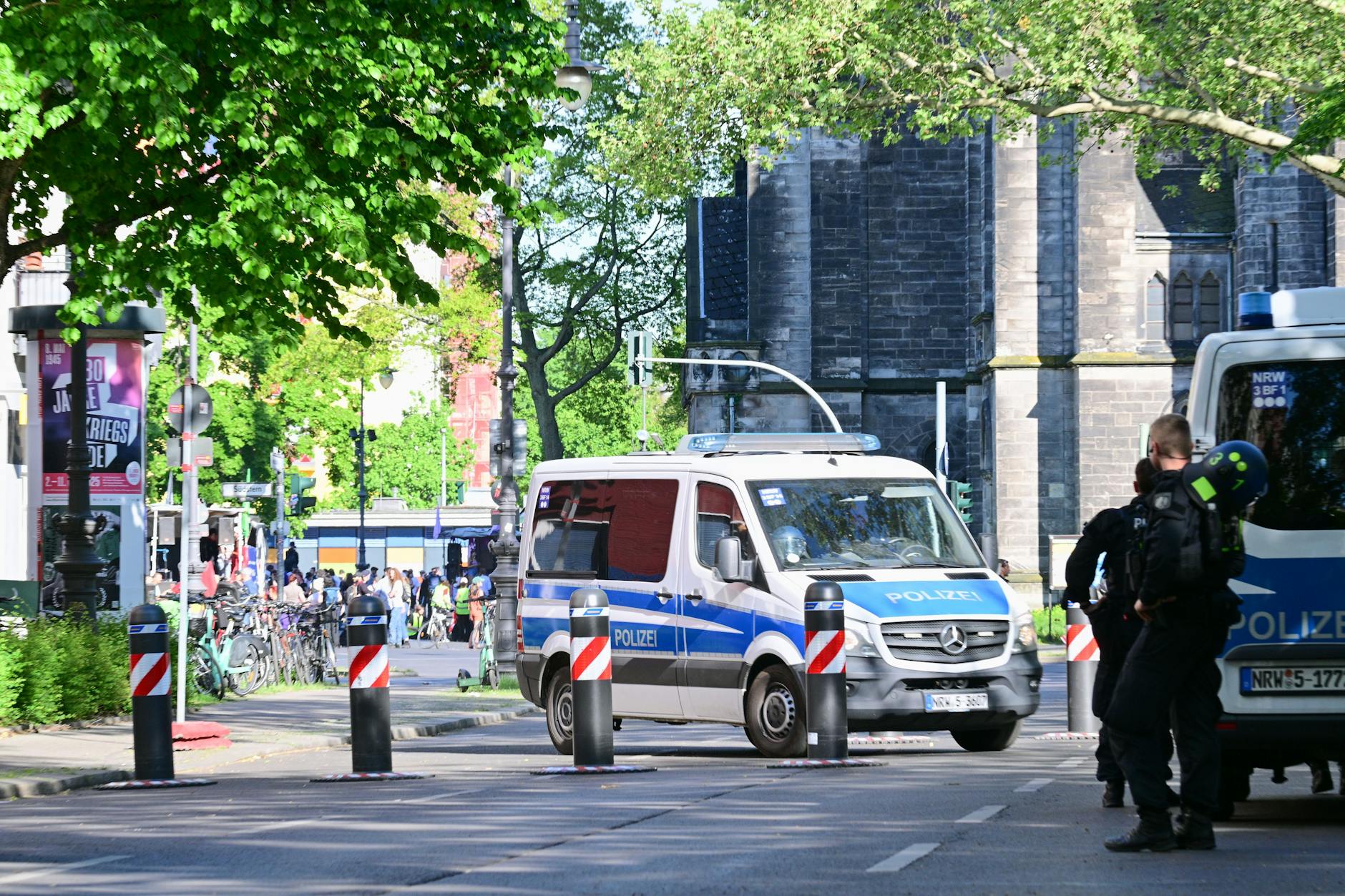 Poller sollen die Demonstration schützen