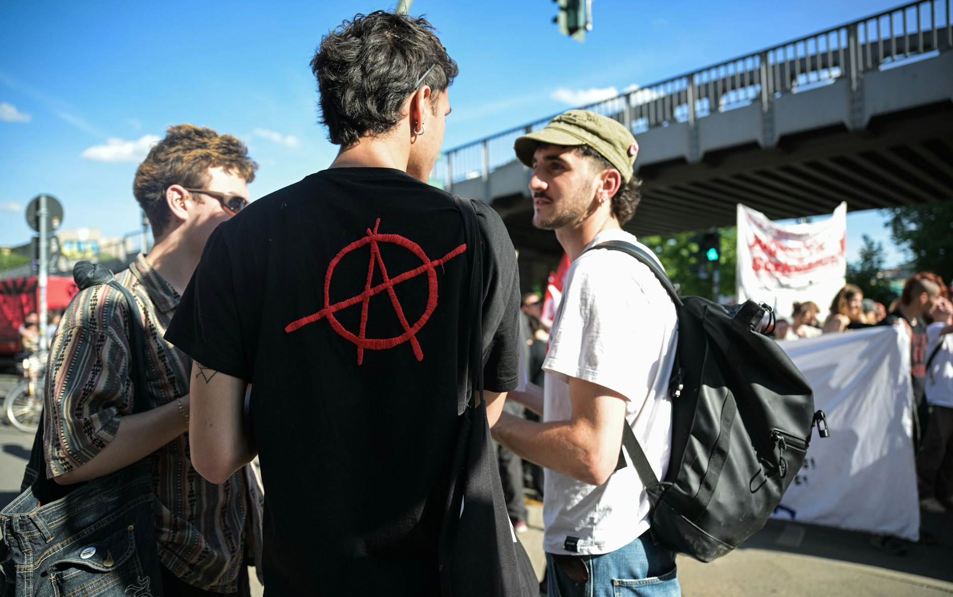 Ein Mann trägt ein Shirt mit einem Anarchie-Zeichen auf der „Gegen Krieg und Zäune“-Demonstration.