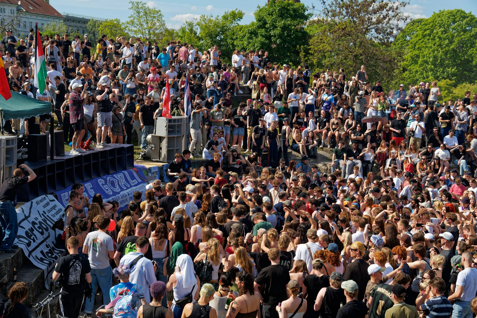 Tausende feiern am 1. Mai im Görlitzer Park.