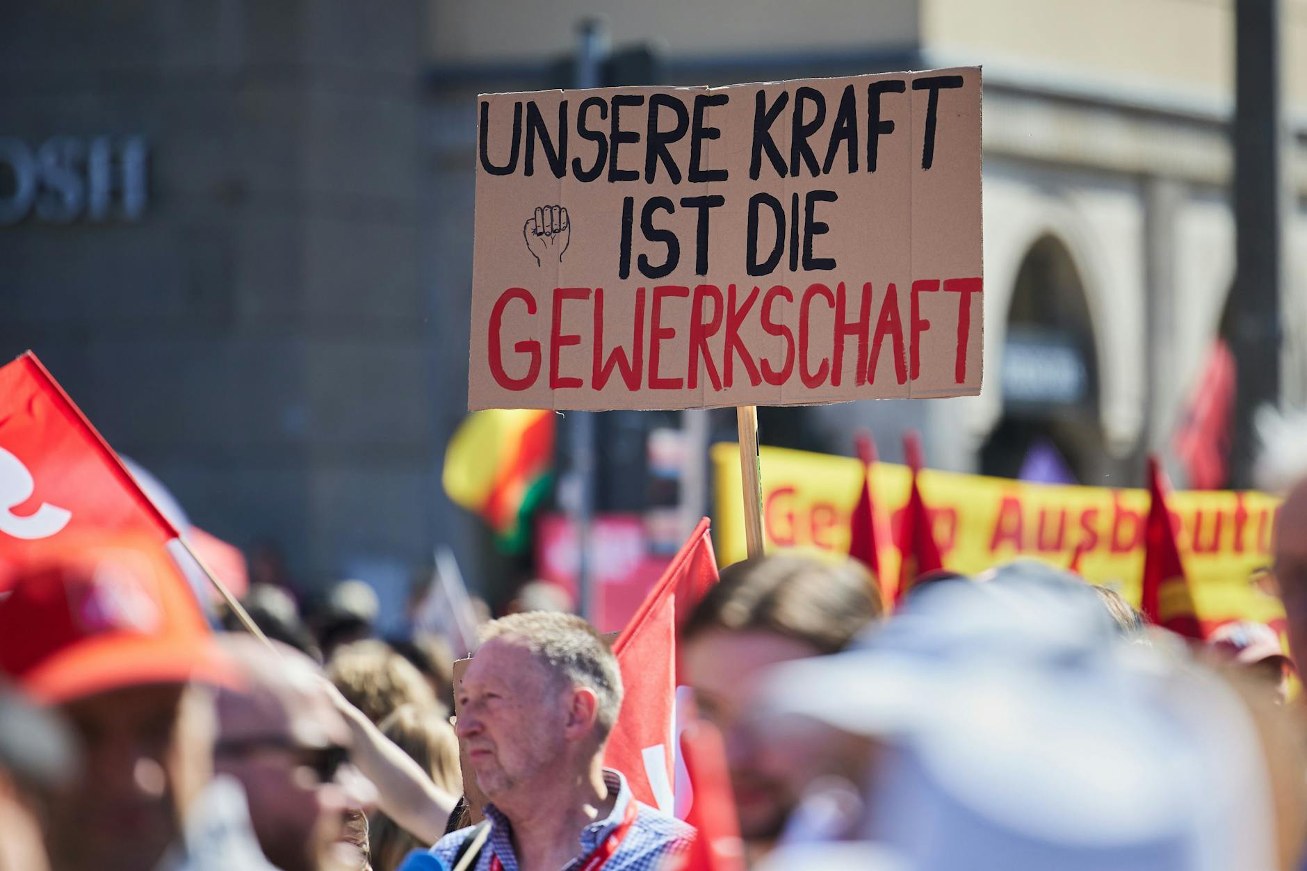 Ein Plakat mit der Aufschrift „Unsere Kraft ist die Gewerkschaft“ ist auf einer Demonstration zum 1. Mai auf der Karl-Marx-Alle zu sehen.