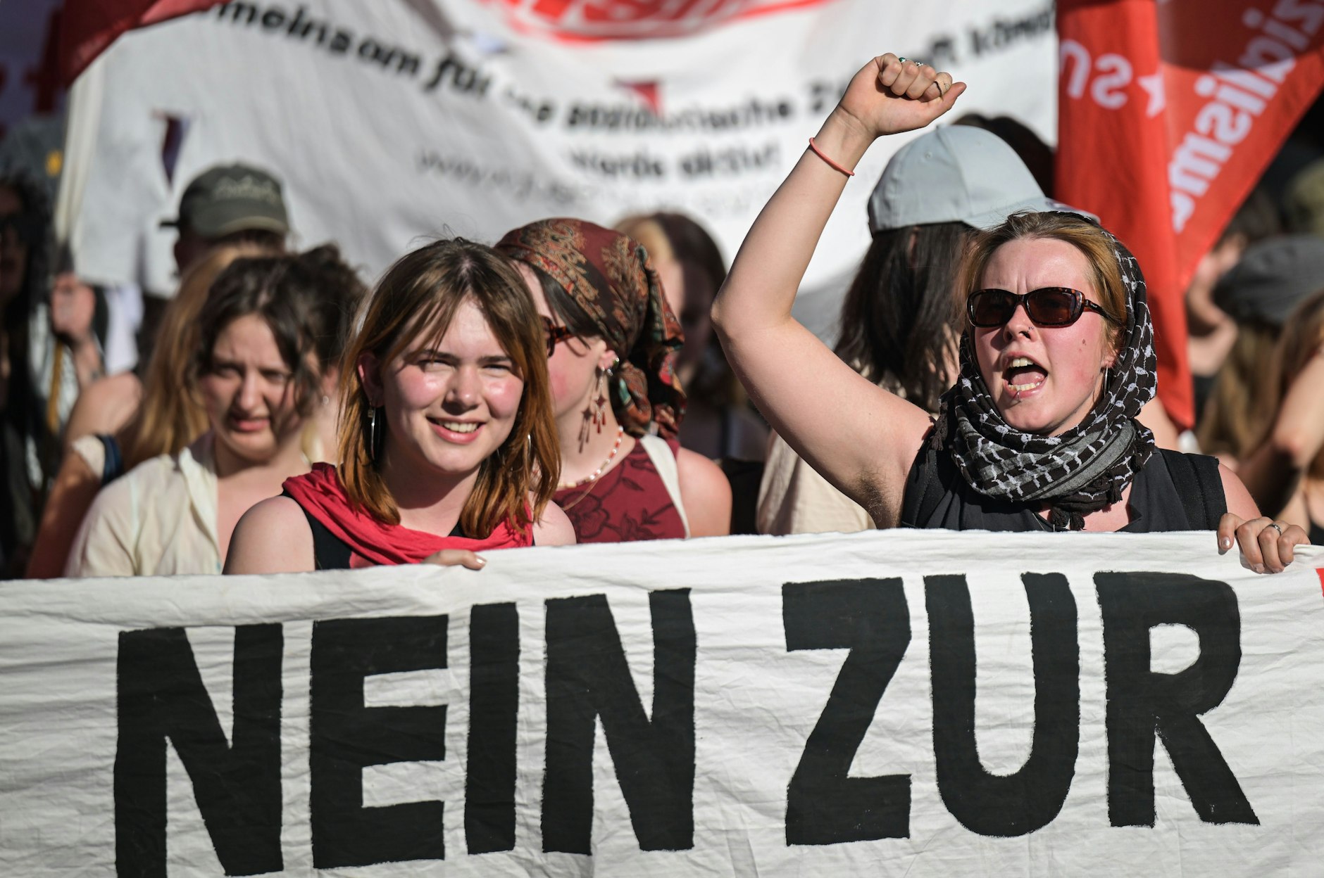 Eine Teilnehmerin der „Gegen Krieg und Zäune“ Demonstration.