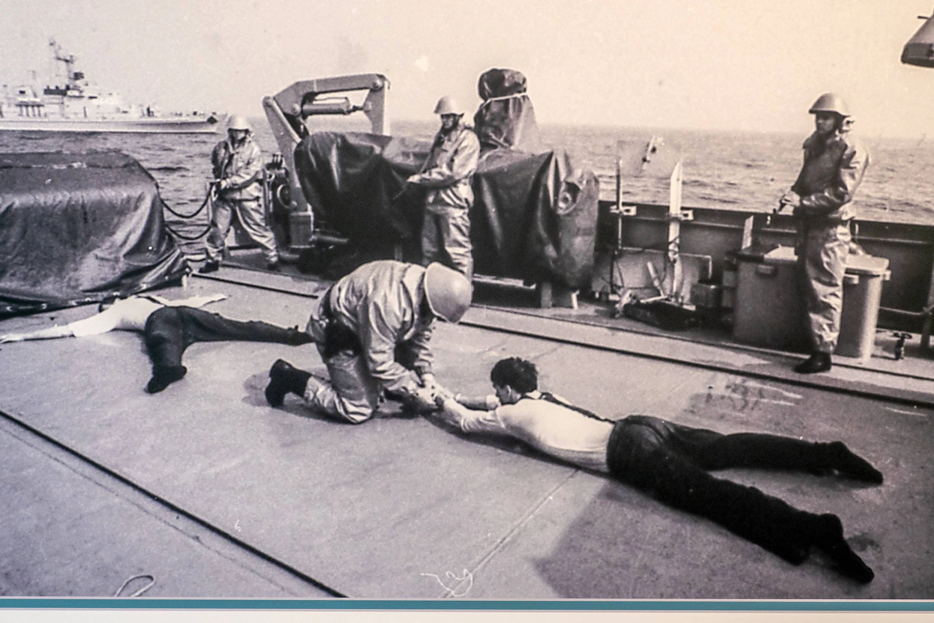 Das Bild aus dem Archiv des DDR-Ministeriums für Staatssicherheit zeigt die Verhaftung zweier Grenzsoldaten durch die Volksmarine der DDR. Sie versuchten 1985, mit einem Schlauchboot über die Ostsee zu fliehen.