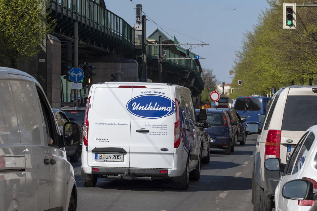 Auf der Schönhauser Allee kommt am Freitagnachmittag der Verkehr ins Stocken. Eine Demo und eine Veranstaltung in der Max-Schmeling-Halle sorgen gleichzeitig für Stau.